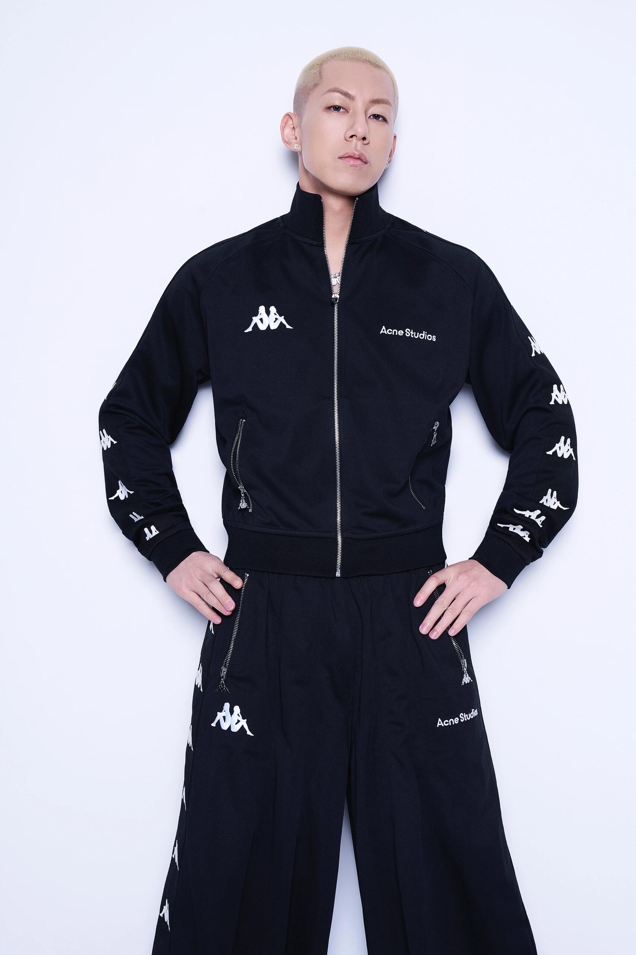 NO:476210,Clothes -.Pants -.Acne Studios X Kappa logo trousers Customized Luxurious Eco-Ac double-sided worsted material Excellent texture Comfortable skin Fine footnotes with pure black as the background The iconic Acne Studios logo is in an orderly arrangement of classic Kappa logos The classic string pattern presents the side in a flexible posture Injects a dynamic soul into the pants The metal decoration is staggered and low-key to highlight the noble blood of the joint brand A unique fashion feast Craft 1: Using imported machine embroidery technology Use advanced computer control systems and precision mechanical components to achieve Acne Studios X Kappa logo embroidery operation High precision Fluid and delicate lines Craft 2: Jacquard craft By weaving Acne Studios and  Kappa logo pattern technology Control the interweaving method of warp and weft lines Precisely control the interweaving density and tension of the yarn to make it more three-dimensional. Process 3: Manually cut the webbing with floral position. After manual precise alignment, cut the webbing with electric cutting equipment to ensure accurate pattern docking. Process 4: Fabrics are washed. The texture is better. Not easy to deform. Not easy to shrink. Not easy to fade. Maintain long-term beauty. Customized auxiliary materials: 1:1 Acne printed waist rope. Customized 1:1 Acne alloy puller. Customized 1:1 Acne trademark. Layout. Size S M L XL. Exclusively available.,acne studios,dior,alexander wang.19860909衣服-.裤子-.Acne Studios X Kappa 徽标长裤 定制奢光蛋白亚克双面精纺料 质感卓越 舒适贴肤 以纯粹之黑为底色 标志性Acne Studios标识精巧注脚 邂逅于Kappa经典标识有序排列 经典的串标图案以灵动的姿态呈现侧面 为裤子注入了动感的灵魂 金属装饰错落有致 低调彰显着联名的高贵血统 一场别具一格的时尚盛宴 工艺1: 采用进口机刺绣工艺 使用先进的计算机控制系统和精密的机械部件 实现Acne Studios X Kappa 徽标刺绣作业 精度高 线条流畅而细腻 工艺2: 提花工艺 通过在织物表面织出Acne Studios 和 Kappa徽标图案技术 控制经纬线的交织方式 精确控制纱线的交织密度和张力 使其更具立体感 工艺3: 人工手工对花位电切织带 将织带通过人工精准对位后 再使用电切设备进行切割 确保图案精准对接 工艺4: 面料都经过浇洗 手感质感更佳 不易变形 不易缩水 不易褪色 保持长久的美观 辅料定制1:1 Acne 印花腰绳 定制1:1 Acne 合金拉头 定制1:1 Acne 商标 版型 宽松版型 尺码 S M L XL 独家专供,,acne studios,dior,alexander wang,Men's clothing