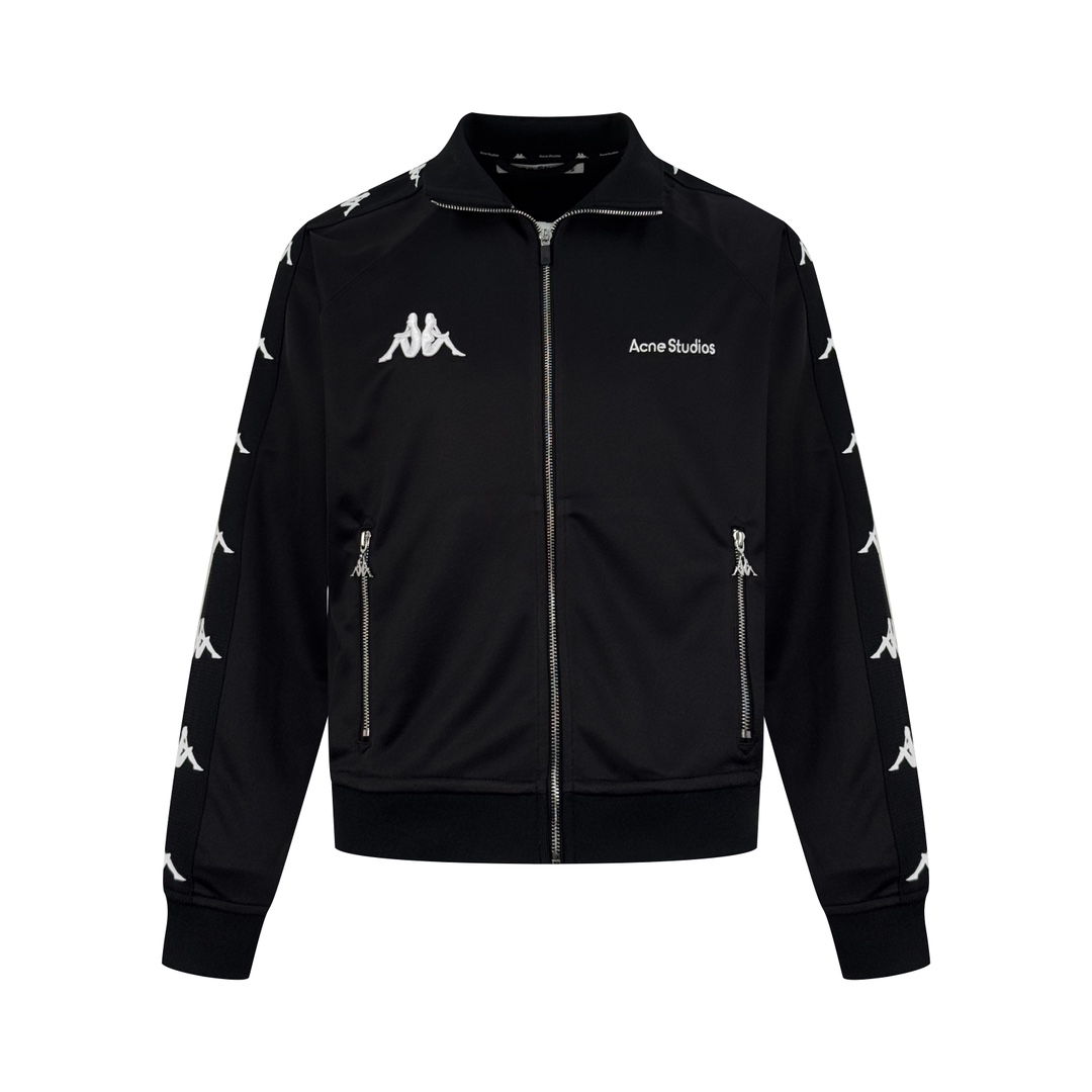 NO:476250,.Acne Studios X Kappa logo zipper sweatshirt Customized luxury photoprotein Ac double-sided worsted texture Excellent texture Comfortable skin with pure black background The iconic Acne Studios logo is exquisite footnotes Encountered in Kappa classic logos Orderly arranged The white Kappa logo is inlaid with stars and formed a very rhythmic visual effect The metal decoration is staggered and low-key to highlight the noble blood of the joint name A unique fashion feast Craft 1: Using imported machine embroidery technology Use advanced computer control systems and precision mechanical components to achieve Acne Studios X Kappa logo embroidery operation High precision Fluid and delicate lines Craft 2: Jacquard craft By weaving Acne Studios and  Kappa logo pattern technology Control the interweaving method of warp and weft lines Precisely control the interweaving density and tension of the yarn to make it more three-dimensional. Process 3: Manually cut the webbing with flower positions. After manual precise alignment, cut the webbing with electric cutting equipment to ensure accurate pattern docking. Process 4: Fabrics are washed. The texture is better. Not easy to deform. Not easy to shrink. Not easy to fade. Maintain long-term beauty. Customized auxiliary materials: 1:1 Acne zipper. Customized 1:1 Acne alloy puller. Customized 1:1 Acne trademark. Layout. Size S M L XL. Exclusively available.,acne studios,dior,alexander wang.19860909.Acne Studios X Kappa 徽标拉链运动衫 定制奢光蛋白亚克双面精纺料 质感卓越 舒适贴肤 以纯粹之黑为底色 标志性Acne Studios标识精巧注脚 邂逅于Kappa经典标识有序排列 白色的Kappa标识如繁星般有序地镶嵌于袖身 形成了一种极具韵律感的视觉效果 金属装饰错落有致 低调彰显着联名的高贵血统 一场别具一格的时尚盛宴 工艺1: 采用进口机刺绣工艺 使用先进的计算机控制系统和精密的机械部件 实现Acne Studios X Kappa 徽标刺绣作业 精度高 线条流畅而细腻 工艺2: 提花工艺 通过在织物表面织出Acne Studios 和 Kappa徽标图案技术 控制经纬线的交织方式 精确控制纱线的交织密度和张力 使其更具立体感 工艺3: 人工手工对花位电切织带 将织带通过人工精准对位后 再使用电切设备进行切割 确保图案精准对接 工艺4: 面料都经过浇洗 手感质感更佳 不易变形 不易缩水 不易褪色 保持长久的美观 辅料定制1:1 Acne 拉链 定制1:1 Acne 合金拉头 定制1:1 Acne 商标 版型 宽松版型 尺码 S M L XL 独家专供,,acne studios,dior,alexander wang,Men's clothing