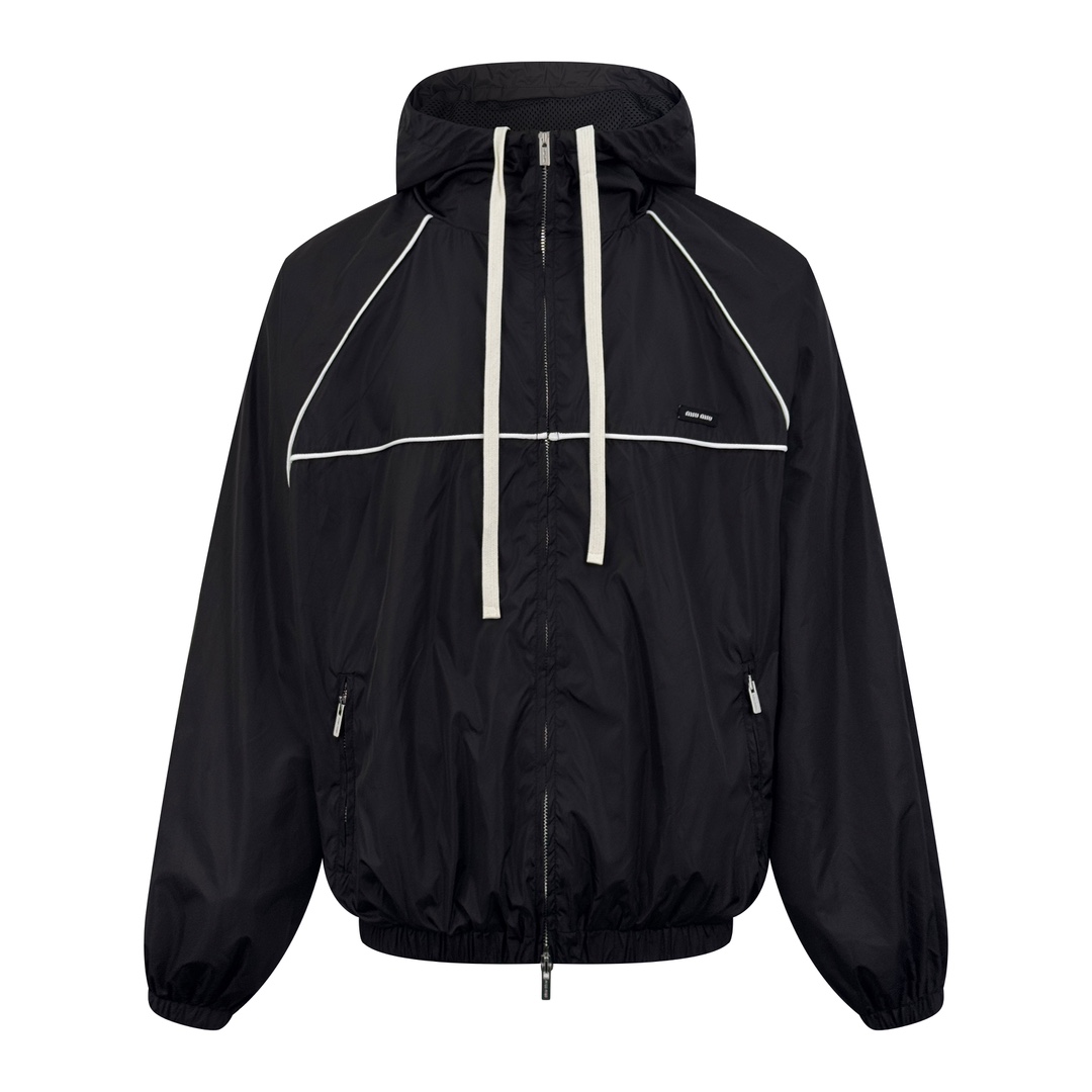 NO:476244,.MiuMiu Zipper Hood Jacket Customized Refrigerated Wisdom Fiber Nylon Wormwork Fabric Light and Delicate Comfortable Skin-Fitness Mainly Tinted with Classic Black The ultimate fusion of Deep and Noble The eye-catching Miumiu logo embellishes the chest, showing the brand's consistent exquisiteness and elegance The hood light dance creates a lazy and casual atmosphere The carefully outlined white lace piping is the finishing touch to achieve perfect visual balance in harmony The leader of fashion trend Craft 1 uses imported special aircraft infrared positioning 'Miu Miu decorative label' for more accurate positioning Firm and solid Craft 2: Template machine opens a bag Preset template to guide the position of the bag Shape and size Accuracy ensures the quality of the bag opening effect Craft 3: Use a three-needle waist puller machine at one time Use the machine's special needle position and feeding mechanism Sew the elastic and the fabric together in the same process. The three-stitch design is more firm. The pressure can be distributed evenly to ensure that the elastic and the fabric is closely matched. Process 4: The fabric is washed with sand. The texture is better. It is not easy to deform. It is not easy to shrink. It is not easy to fade. Maintain long-term beauty. Auxiliary materials are customized 1:1 Miu Miu patch Customized 1:1 Miu Miu Zipper Customized 1:1 Miu Miu trademark style loose fit Size 36 38 40 42 Exclusive,,miumiu,jackets & coats,hats,alexander wang19860909.MiuMiu 拉链风帽夹克 定制冷萃智孔纤维尼龙精纺布 轻薄细腻 舒适贴肤 以经典黑为主色调 深達与高贵的极致融合 醒目的miumiu徽标贴饰点缀于胸前 展现出品牌一贯的精致与优雅 风帽轻舞 营造出一种慵懒而随性的氛围 精心勾勒的白色镶边滚边为点睛之笔 在和谐中达到完美的视觉平衡 时尚潮流的引领者 工艺1采用进口专机红外线定位“Miu Miu 贴饰标签” 位置更为精准 牢固结实 工艺2: 模版机开袋 预设的模板来指导开袋的位置 形状和大小 精确性确保了开袋效果质量 工艺3: 采用三针像筋拉腰机一次而成 利用机器的特殊针位和送料机构 将松紧带与布料在同一工序中缝合在一起 三针的设计更加牢固 能够均匀地分布压力 确保松紧带与布料紧密贴合 工艺4: 面料都经过砂洗 手感质感更佳 不易变形 不易缩水 不易褪色 保持长久的美观 辅料定制1:1 Miu Miu 贴饰 定制1:1 Miu Miu 拉链  定制1:1 Miu Miu 商标 版型 宽松版型 尺码 36 38 40 42 独家专供,,miumiu,jackets & coats,hats,alexander wang,Men's clothing