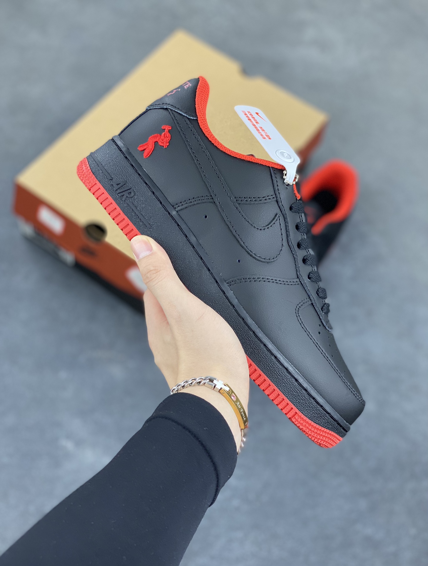 Nike Air Force 1 Low 空军一号低帮百搭休闲运动板鞋。柔软、弹性十足的缓震性能和出色的中底设计,横跨复古与现代的外型结合,造就出风靡全球三十多年的Force 1,直到今天还深受青睐。 货号:IH4383-200 尺码:36 36.5 37.5 38 38.5 39 40 40.5 41 42 42.5 43 44 44.5 45-选品中心