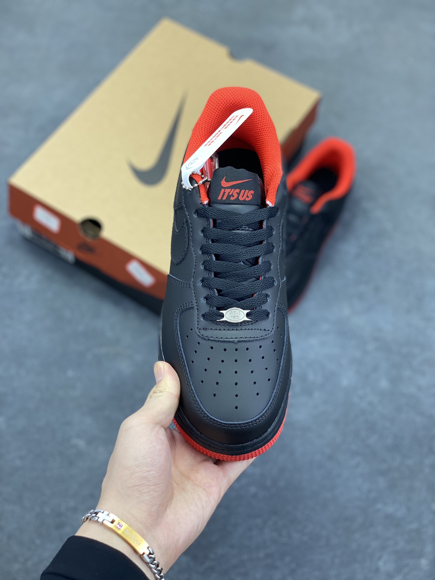 图片[2]-Nike Air Force 1 Low 空军一号低帮百搭休闲运动板鞋。柔软、弹性十足的缓震性能和出色的中底设计，横跨复古与现代的外型结合，造就出风靡全球三十多年的Force 1，直到今天还深受青睐。 货号：IH4383-200 尺码：36 36.5 37.5 38 38.5 39 40 40.5 41 42 42.5 43 44 44.5 45-选品中心