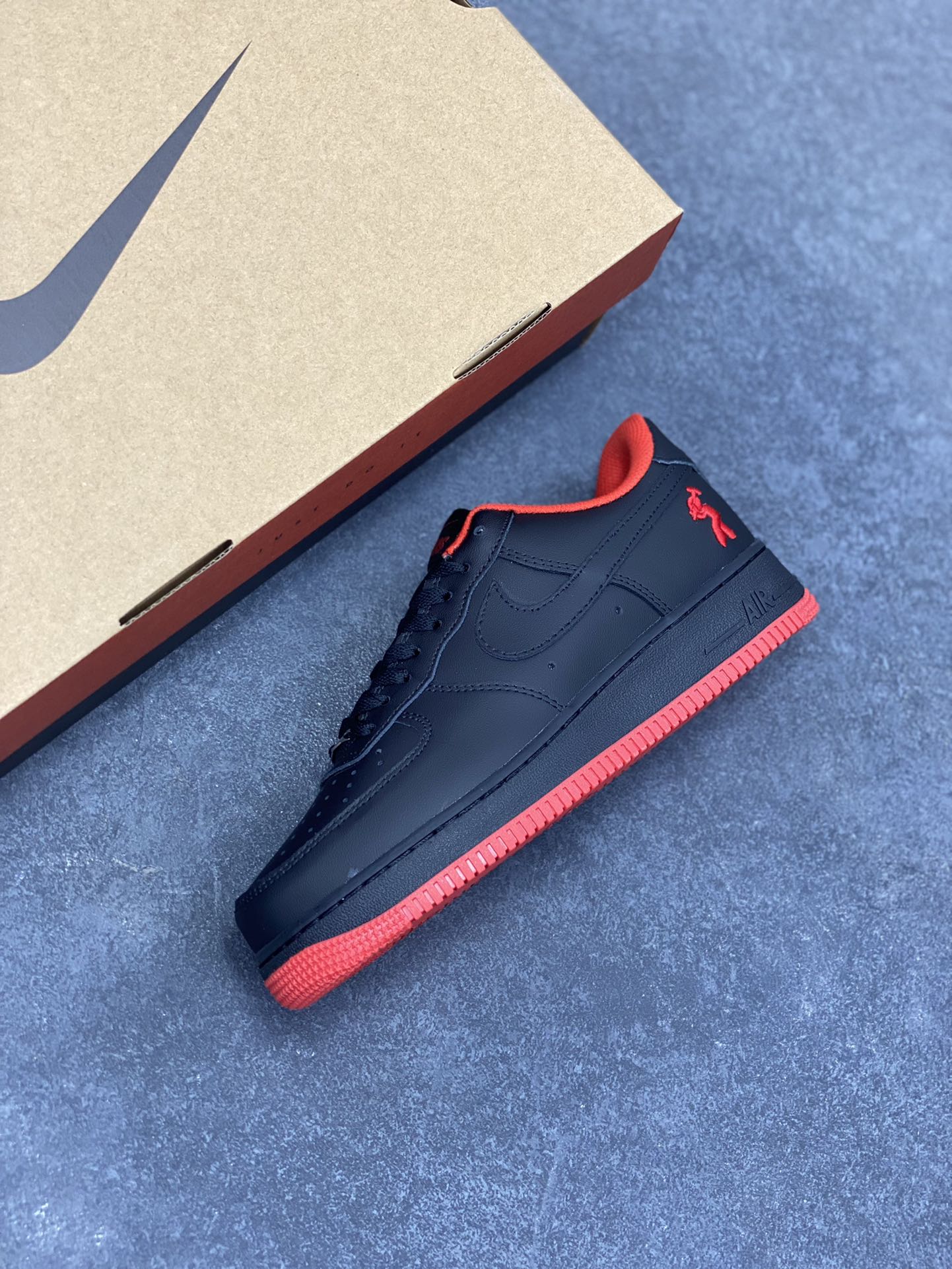 图片[7]-Nike Air Force 1 Low 空军一号低帮百搭休闲运动板鞋。柔软、弹性十足的缓震性能和出色的中底设计，横跨复古与现代的外型结合，造就出风靡全球三十多年的Force 1，直到今天还深受青睐。 货号：IH4383-200 尺码：36 36.5 37.5 38 38.5 39 40 40.5 41 42 42.5 43 44 44.5 45-选品中心