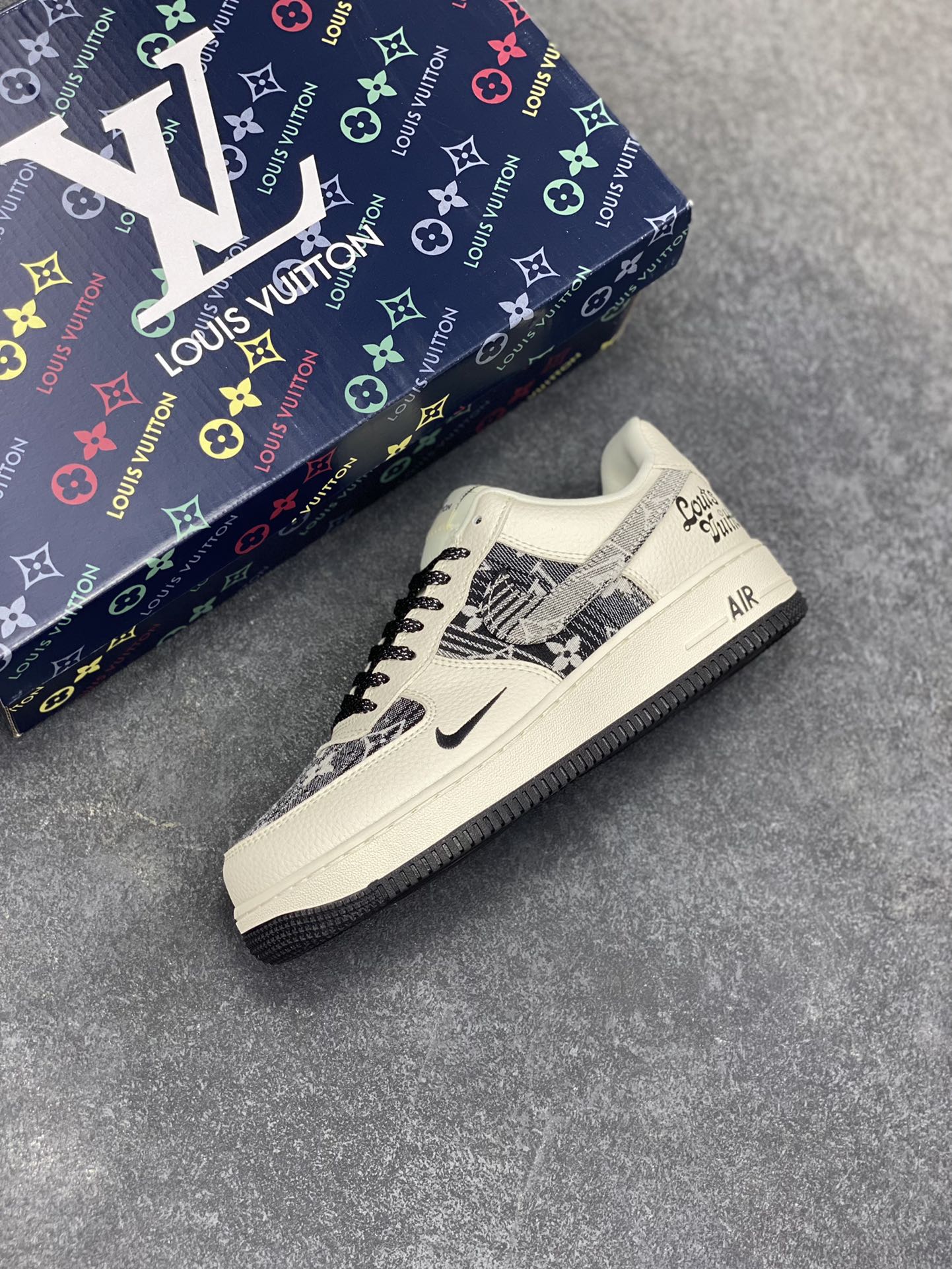 图片[7]-高端定制Nike Air Force 1 \’07 Low 路易威登LV联名— 白黑牛仔印花 高端定制 低帮休闲板鞋 定制鞋盒 大厂纯原品质出货 超高清洁度 皮料切割干净无任何毛边 细节完美 货号：DK0798-001 尺码：36 36.5 37.5 38 38.5 39 40 40.5 41 42 42.5 43 44 44.5 45-选品中心