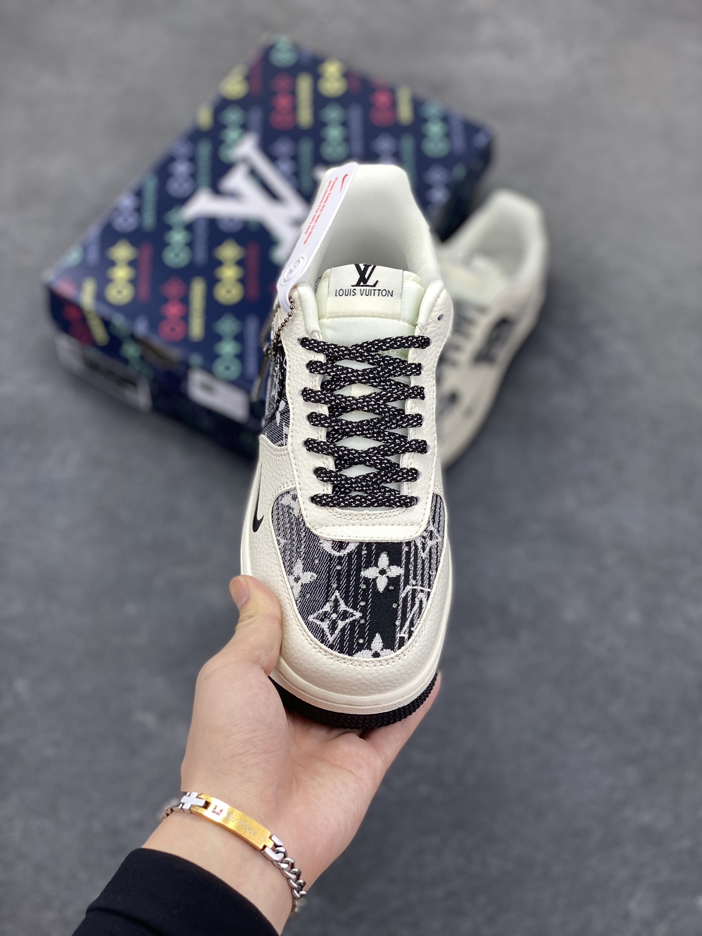 图片[2]-高端定制Nike Air Force 1 \’07 Low 路易威登LV联名— 白黑牛仔印花 高端定制 低帮休闲板鞋 定制鞋盒 大厂纯原品质出货 超高清洁度 皮料切割干净无任何毛边 细节完美 货号：DK0798-001 尺码：36 36.5 37.5 38 38.5 39 40 40.5 41 42 42.5 43 44 44.5 45-选品中心