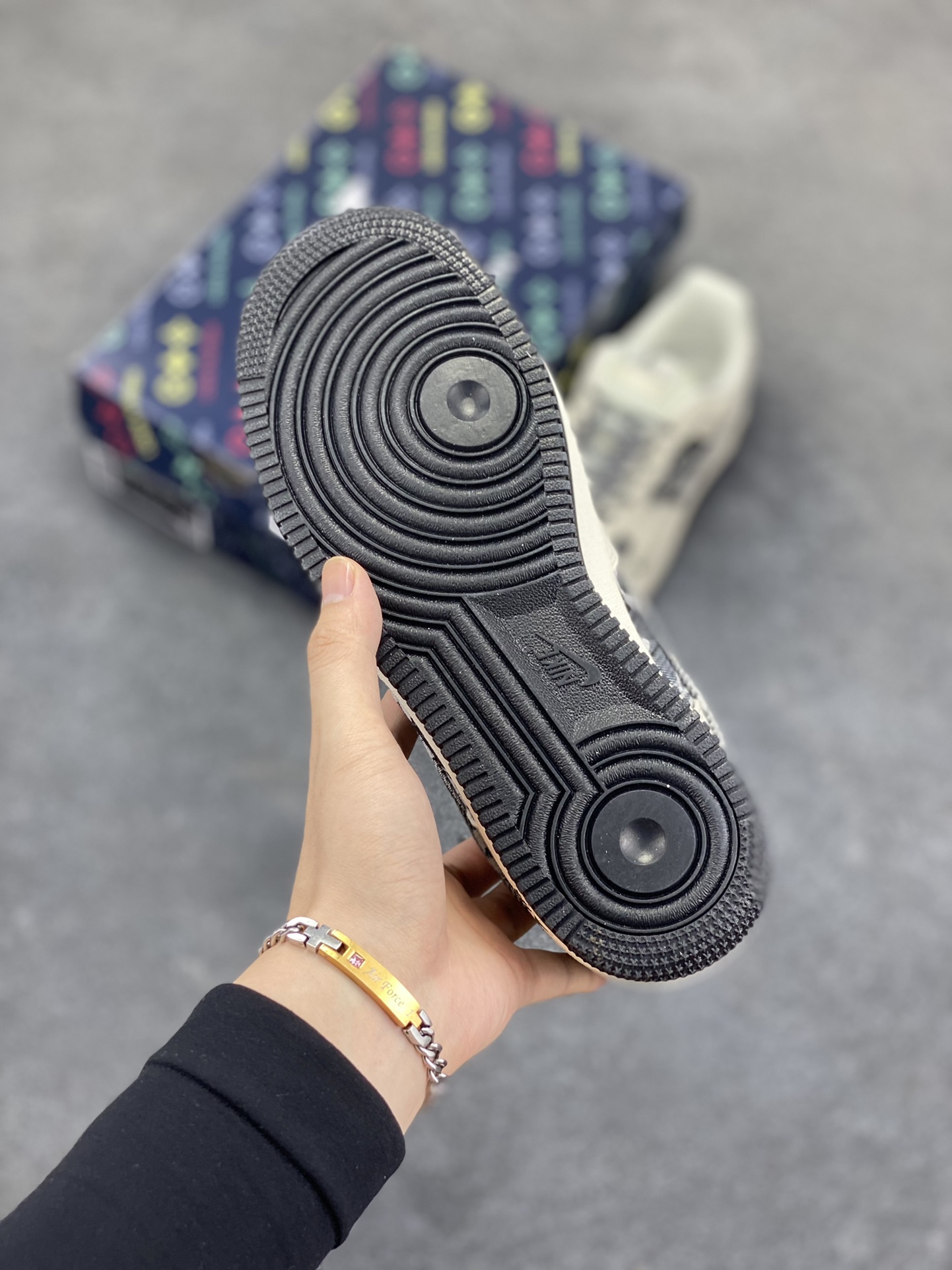 图片[5]-高端定制Nike Air Force 1 \’07 Low 路易威登LV联名— 白黑牛仔印花 高端定制 低帮休闲板鞋 定制鞋盒 大厂纯原品质出货 超高清洁度 皮料切割干净无任何毛边 细节完美 货号：DK0798-001 尺码：36 36.5 37.5 38 38.5 39 40 40.5 41 42 42.5 43 44 44.5 45-选品中心