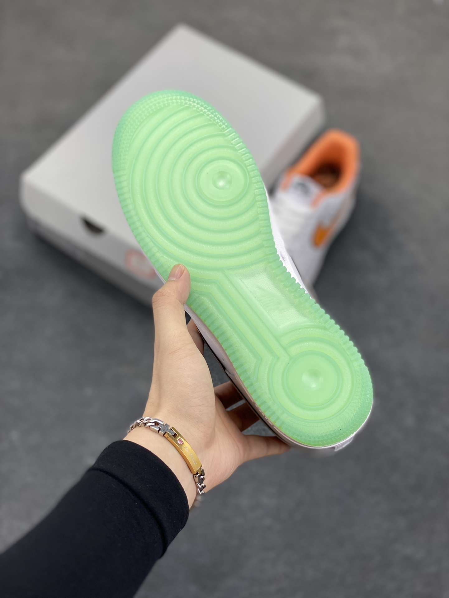 图片[5]-Nike Air Force 1 Low 空军一号低帮百搭休闲运动板鞋。柔软、弹性十足的缓震性能和出色的中底设计，横跨复古与现代的外型结合，造就出风靡全球三十多年的Force 1，直到今天还深受青睐。 货号：IH4962-100 尺码：36 36.5 37.5 38 38.5 39 40 40.5 41 42 42.5 43 44 44.5 45-选品中心