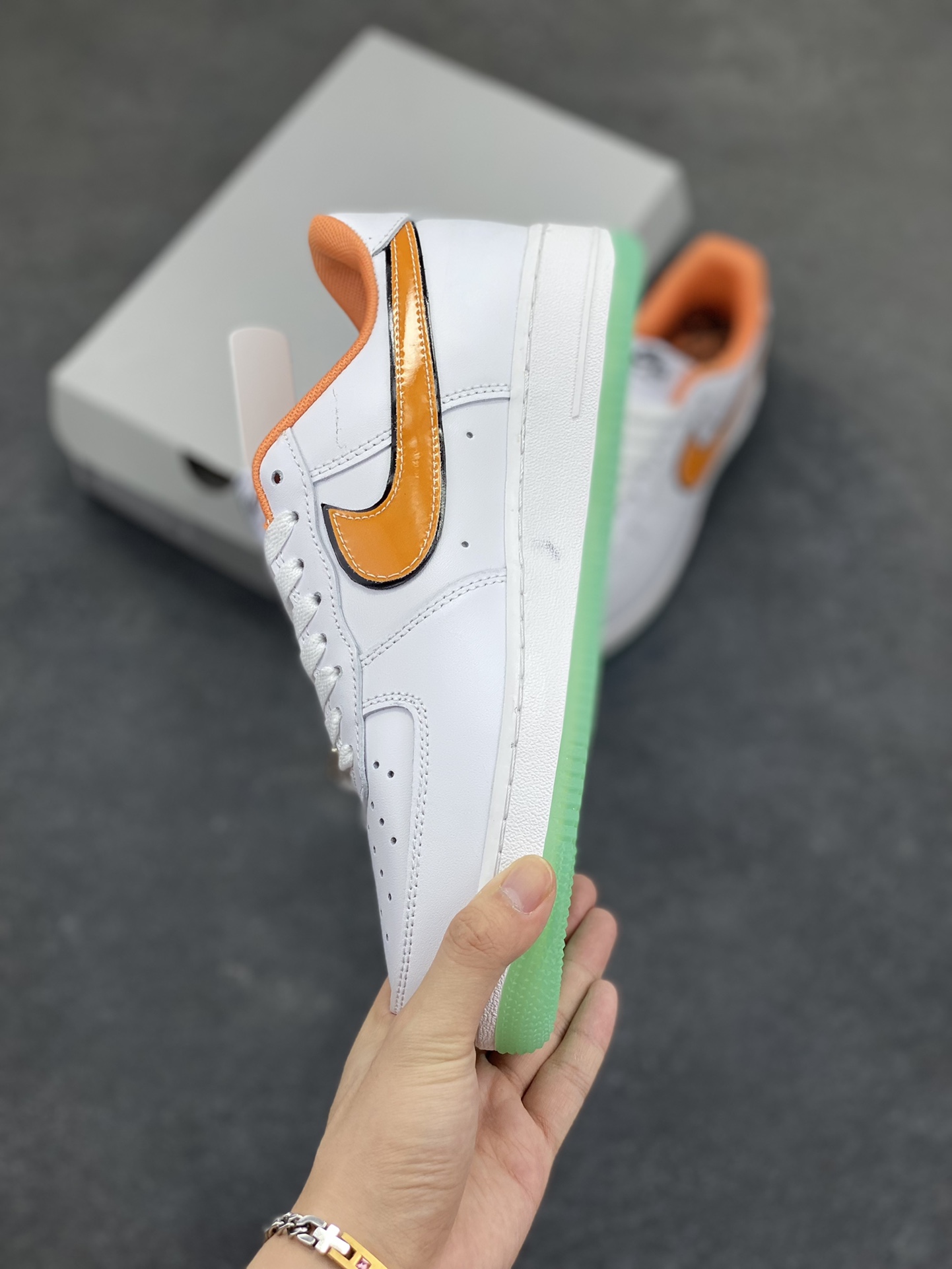 图片[3]-Nike Air Force 1 Low 空军一号低帮百搭休闲运动板鞋。柔软、弹性十足的缓震性能和出色的中底设计，横跨复古与现代的外型结合，造就出风靡全球三十多年的Force 1，直到今天还深受青睐。 货号：IH4962-100 尺码：36 36.5 37.5 38 38.5 39 40 40.5 41 42 42.5 43 44 44.5 45-选品中心