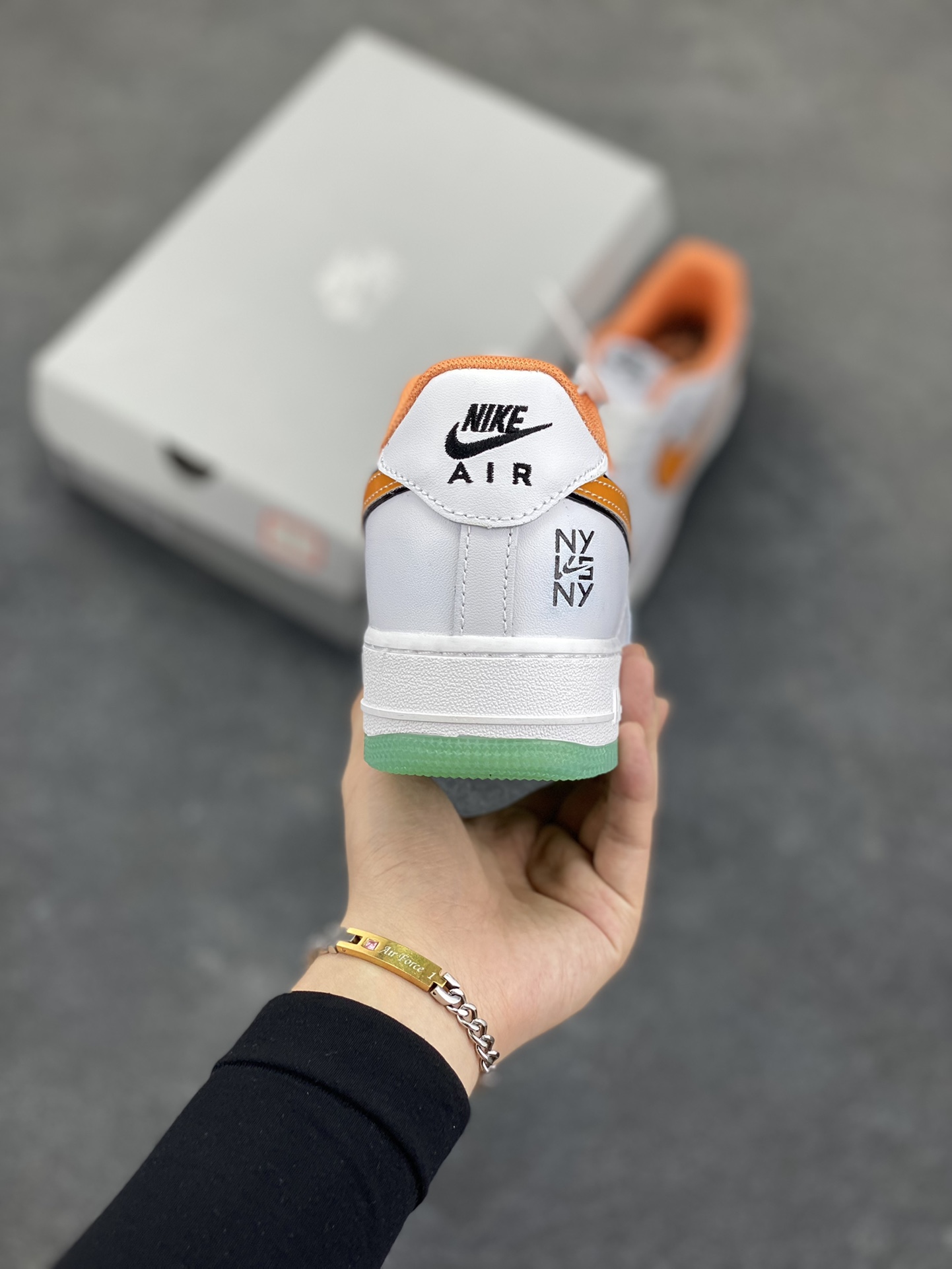 图片[4]-Nike Air Force 1 Low 空军一号低帮百搭休闲运动板鞋。柔软、弹性十足的缓震性能和出色的中底设计，横跨复古与现代的外型结合，造就出风靡全球三十多年的Force 1，直到今天还深受青睐。 货号：IH4962-100 尺码：36 36.5 37.5 38 38.5 39 40 40.5 41 42 42.5 43 44 44.5 45-选品中心