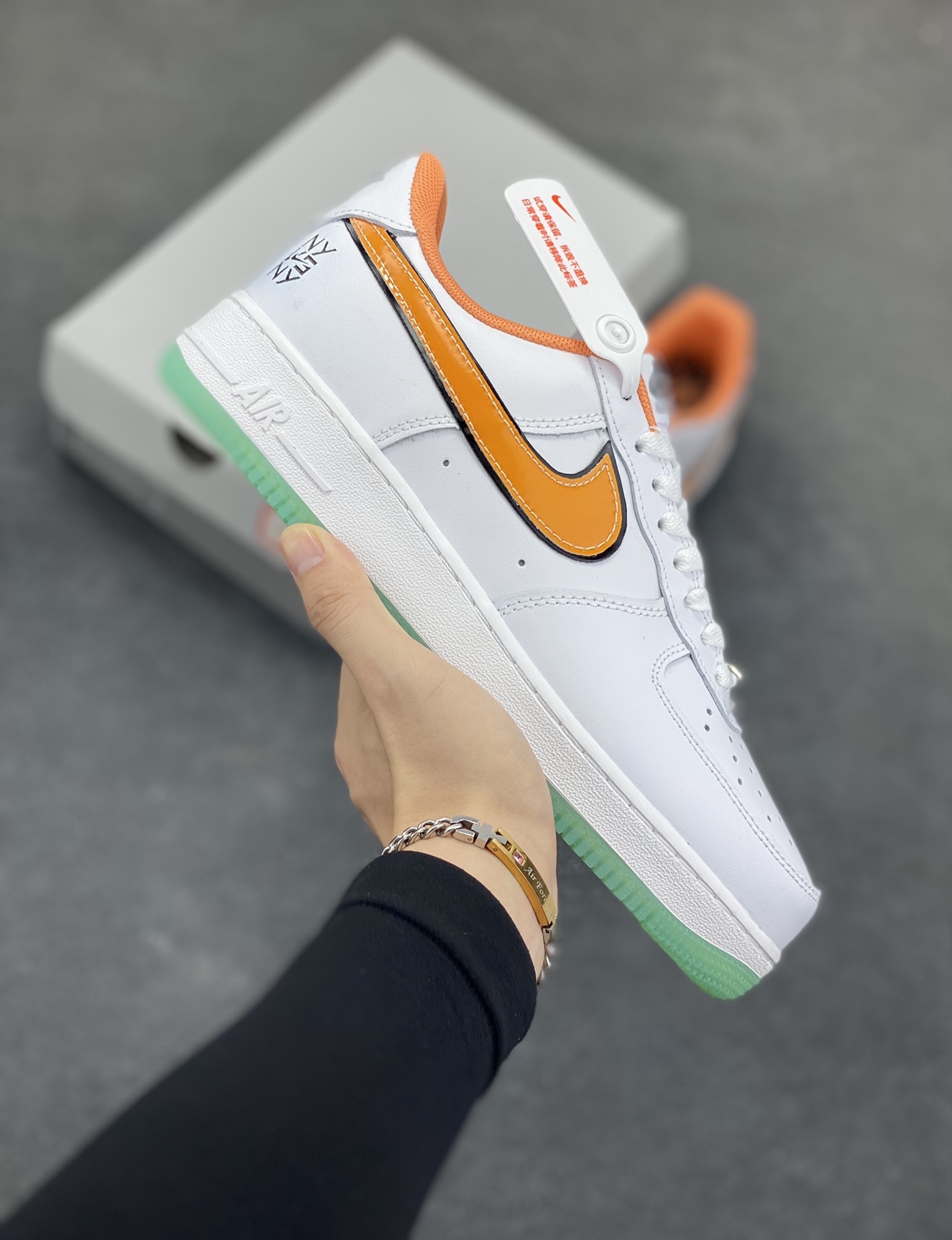 Nike Air Force 1 Low 空军一号低帮百搭休闲运动板鞋。柔软、弹性十足的缓震性能和出色的中底设计,横跨复古与现代的外型结合,造就出风靡全球三十多年的Force 1,直到今天还深受青睐。 货号:IH4962-100 尺码:36 36.5 37.5 38 38.5 39 40 40.5 41 42 42.5 43 44 44.5 45-选品中心