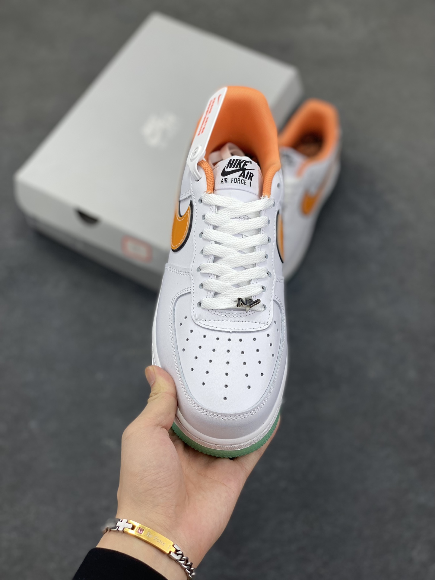 图片[2]-Nike Air Force 1 Low 空军一号低帮百搭休闲运动板鞋。柔软、弹性十足的缓震性能和出色的中底设计，横跨复古与现代的外型结合，造就出风靡全球三十多年的Force 1，直到今天还深受青睐。 货号：IH4962-100 尺码：36 36.5 37.5 38 38.5 39 40 40.5 41 42 42.5 43 44 44.5 45-选品中心