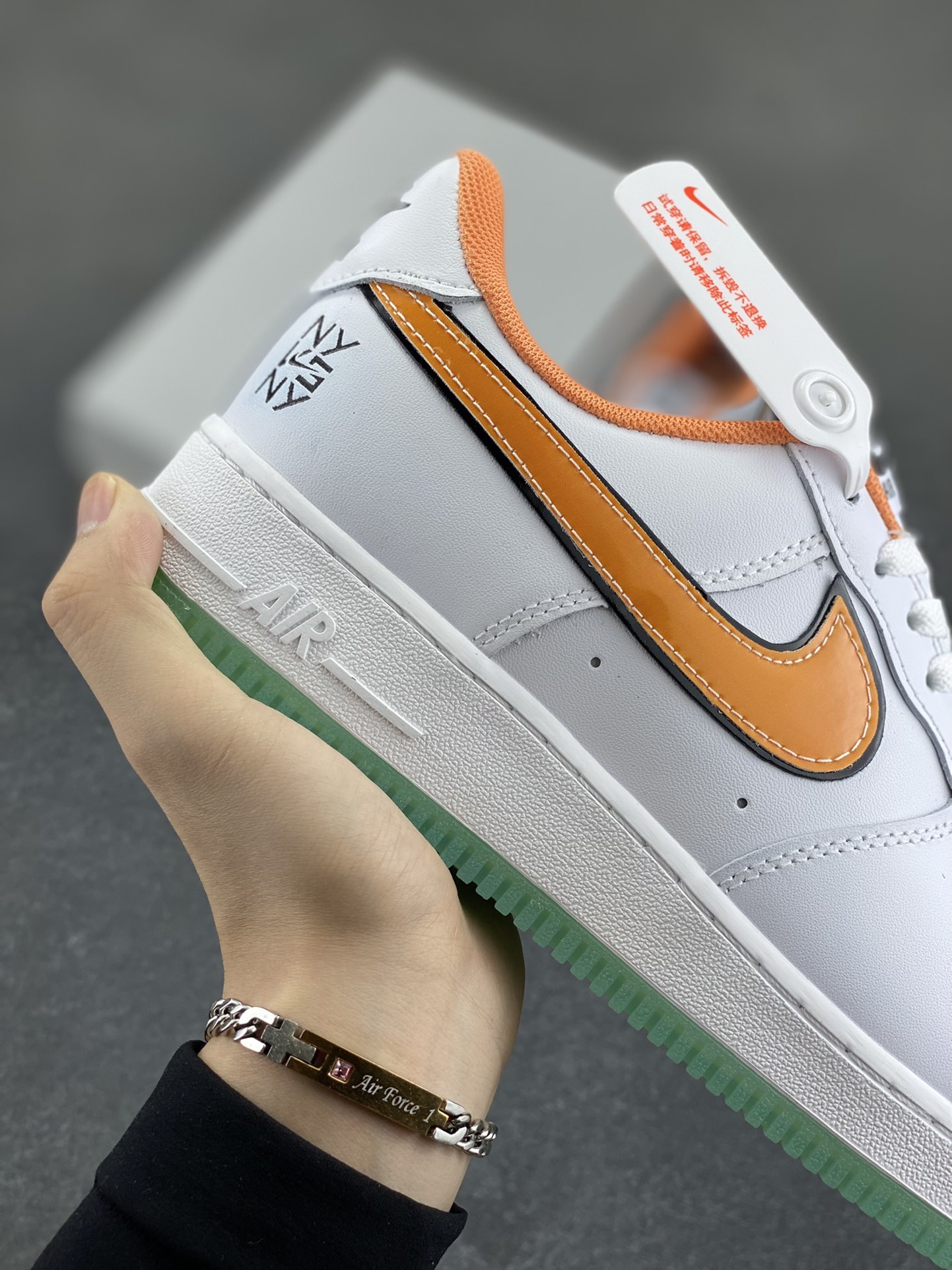 图片[6]-Nike Air Force 1 Low 空军一号低帮百搭休闲运动板鞋。柔软、弹性十足的缓震性能和出色的中底设计，横跨复古与现代的外型结合，造就出风靡全球三十多年的Force 1，直到今天还深受青睐。 货号：IH4962-100 尺码：36 36.5 37.5 38 38.5 39 40 40.5 41 42 42.5 43 44 44.5 45-选品中心