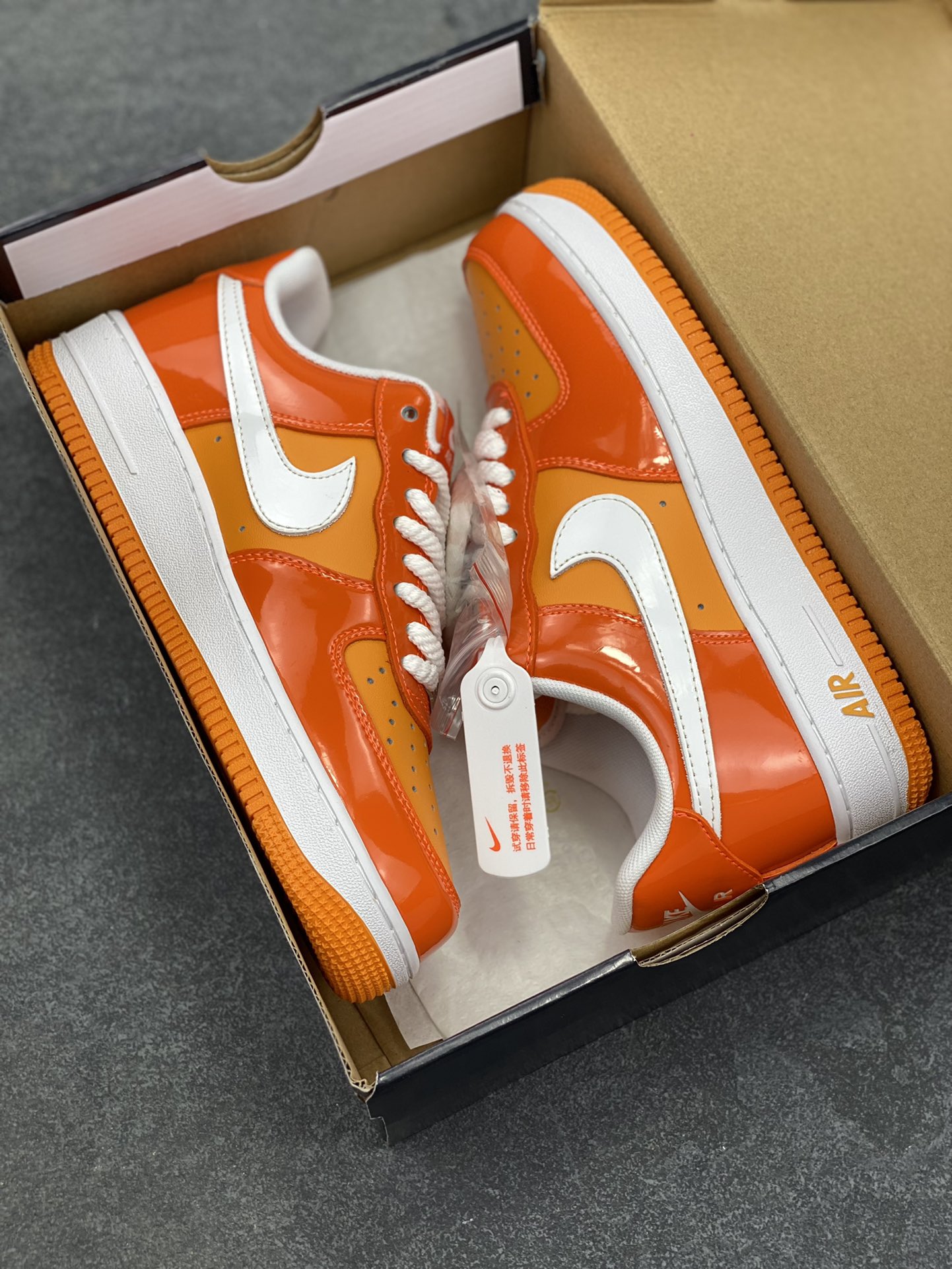 图片[9]-Nike Air Force 1 Low 镜面桔白勾 空军一号低帮运动休闲板鞋 原楦头原纸板 打造纯正空军版型#专注外贸渠道 全掌内置蜂窝气垫 #原盒配件 原厂中底钢印、拉帮完美 货号：HV9405-800 尺码：36 36.5 37.5 38 38.5 39 40 40.5 41 42 42.5 43 44 44.5 45-选品中心