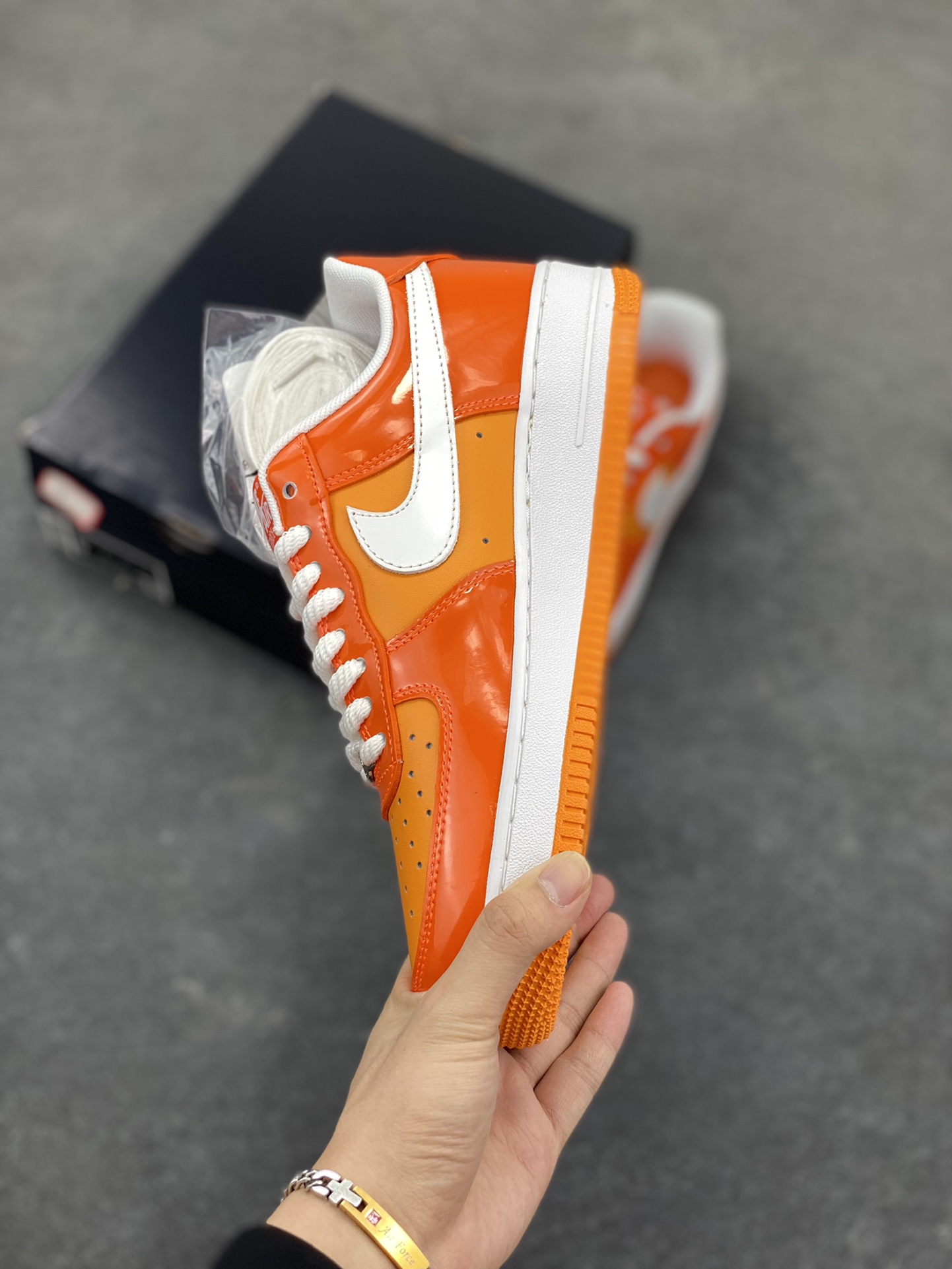 图片[3]-Nike Air Force 1 Low 镜面桔白勾 空军一号低帮运动休闲板鞋 原楦头原纸板 打造纯正空军版型#专注外贸渠道 全掌内置蜂窝气垫 #原盒配件 原厂中底钢印、拉帮完美 货号：HV9405-800 尺码：36 36.5 37.5 38 38.5 39 40 40.5 41 42 42.5 43 44 44.5 45-选品中心