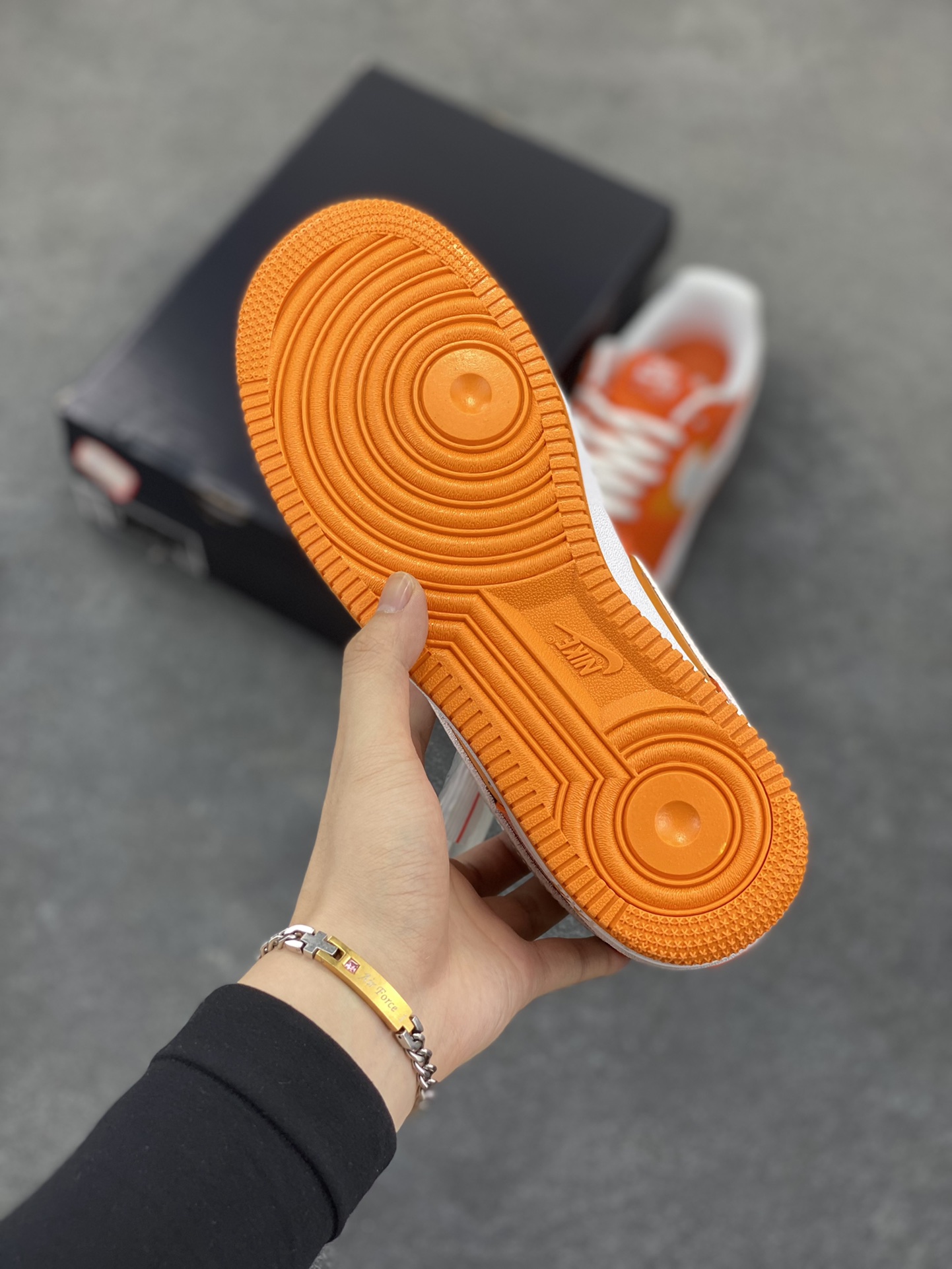 图片[5]-Nike Air Force 1 Low 镜面桔白勾 空军一号低帮运动休闲板鞋 原楦头原纸板 打造纯正空军版型#专注外贸渠道 全掌内置蜂窝气垫 #原盒配件 原厂中底钢印、拉帮完美 货号：HV9405-800 尺码：36 36.5 37.5 38 38.5 39 40 40.5 41 42 42.5 43 44 44.5 45-选品中心
