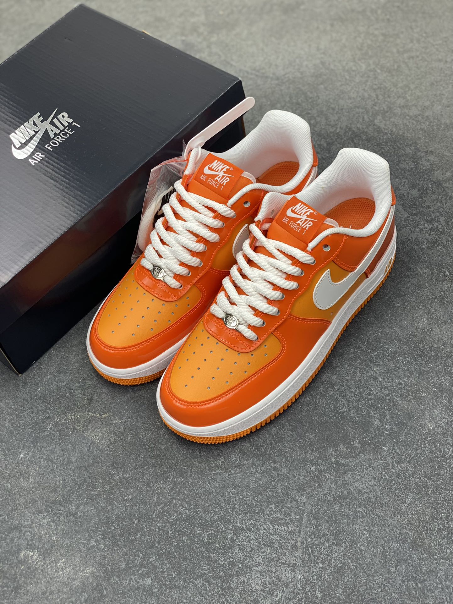 图片[8]-Nike Air Force 1 Low 镜面桔白勾 空军一号低帮运动休闲板鞋 原楦头原纸板 打造纯正空军版型#专注外贸渠道 全掌内置蜂窝气垫 #原盒配件 原厂中底钢印、拉帮完美 货号：HV9405-800 尺码：36 36.5 37.5 38 38.5 39 40 40.5 41 42 42.5 43 44 44.5 45-选品中心