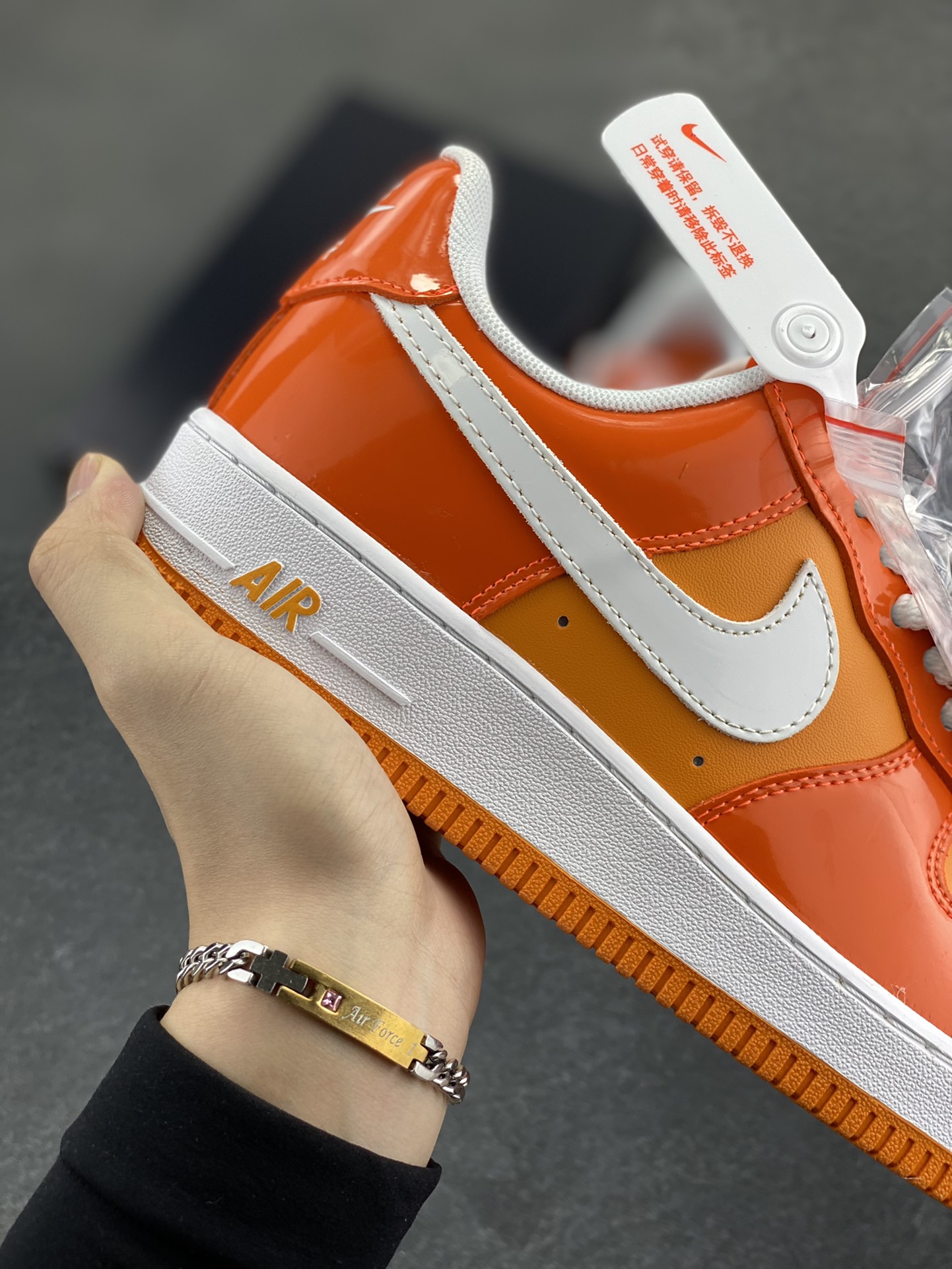 图片[6]-Nike Air Force 1 Low 镜面桔白勾 空军一号低帮运动休闲板鞋 原楦头原纸板 打造纯正空军版型#专注外贸渠道 全掌内置蜂窝气垫 #原盒配件 原厂中底钢印、拉帮完美 货号：HV9405-800 尺码：36 36.5 37.5 38 38.5 39 40 40.5 41 42 42.5 43 44 44.5 45-选品中心