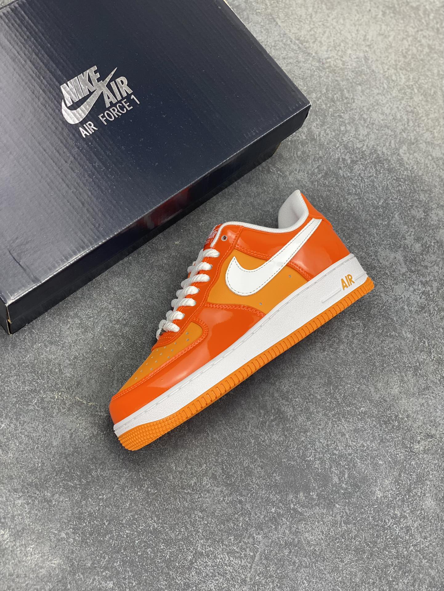 图片[7]-Nike Air Force 1 Low 镜面桔白勾 空军一号低帮运动休闲板鞋 原楦头原纸板 打造纯正空军版型#专注外贸渠道 全掌内置蜂窝气垫 #原盒配件 原厂中底钢印、拉帮完美 货号：HV9405-800 尺码：36 36.5 37.5 38 38.5 39 40 40.5 41 42 42.5 43 44 44.5 45-选品中心