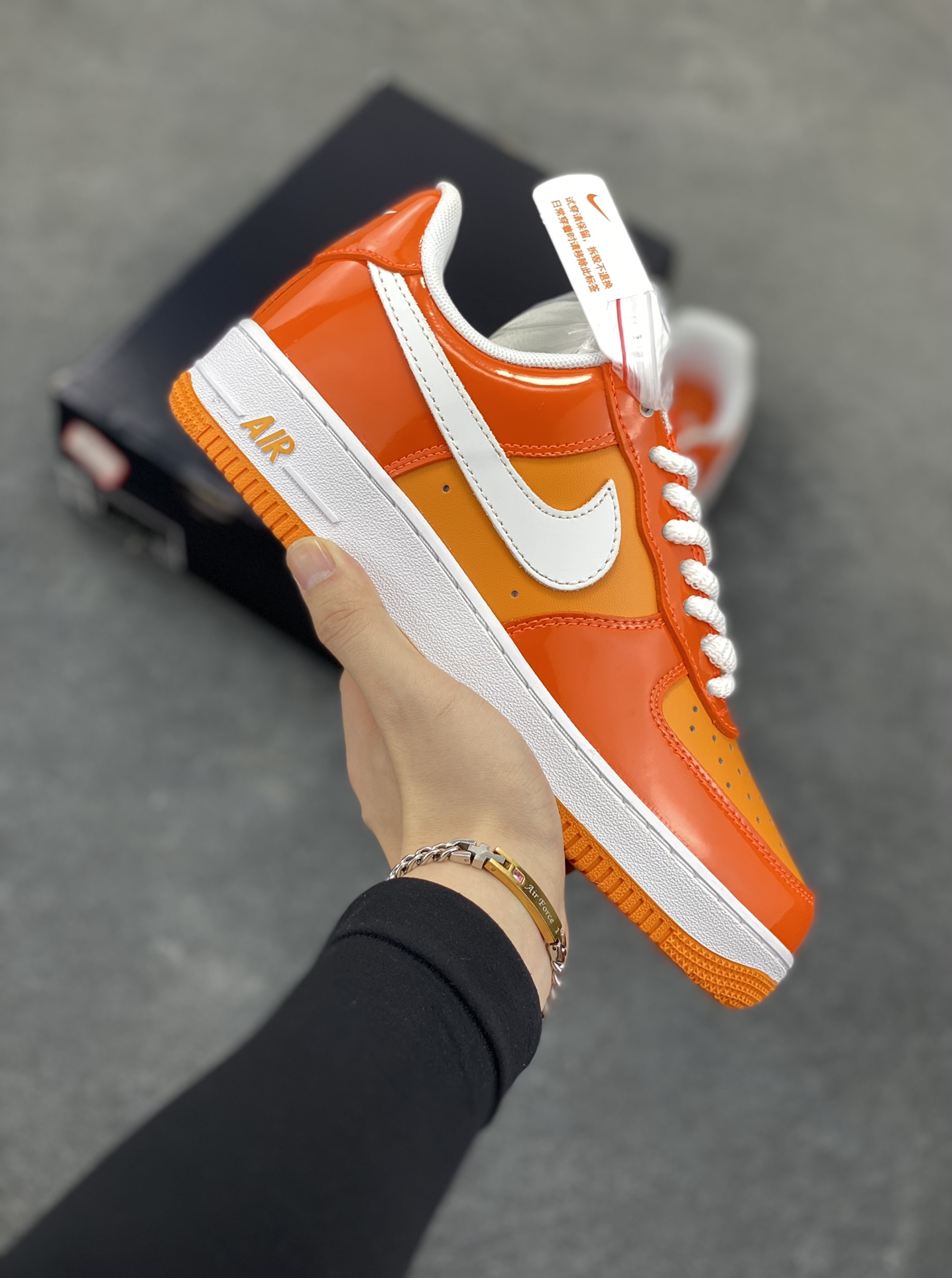 Nike Air Force 1 Low 镜面桔白勾 空军一号低帮运动休闲板鞋 原楦头原纸板 打造纯正空军版型#专注外贸渠道 全掌内置蜂窝气垫 #原盒配件 原厂中底钢印、拉帮完美 货号:HV9405-800 尺码:36 36.5 37.5 38 38.5 39 40 40.5 41 42 42.5 43 44 44.5 45-选品中心