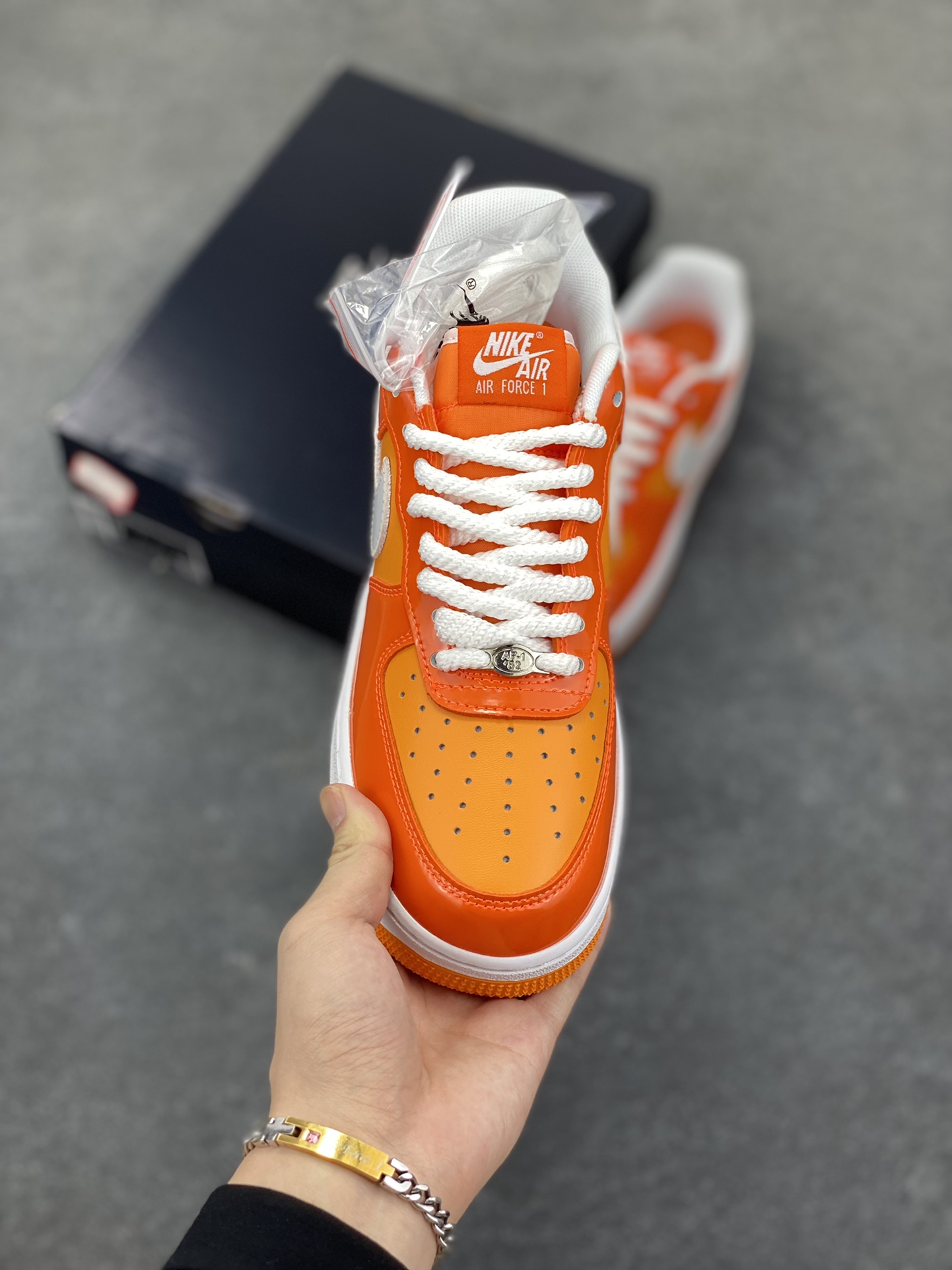 图片[2]-Nike Air Force 1 Low 镜面桔白勾 空军一号低帮运动休闲板鞋 原楦头原纸板 打造纯正空军版型#专注外贸渠道 全掌内置蜂窝气垫 #原盒配件 原厂中底钢印、拉帮完美 货号：HV9405-800 尺码：36 36.5 37.5 38 38.5 39 40 40.5 41 42 42.5 43 44 44.5 45-选品中心