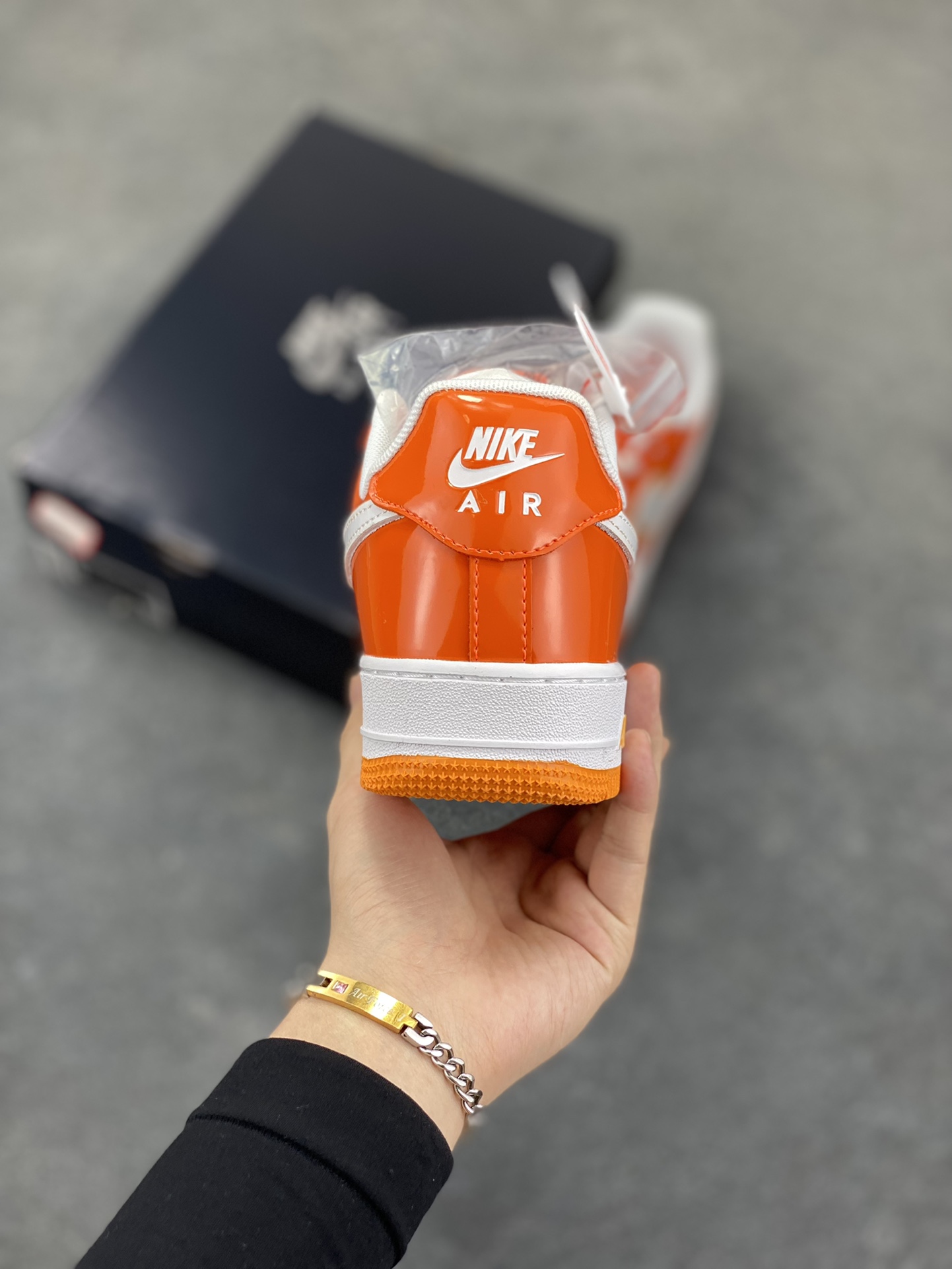 图片[4]-Nike Air Force 1 Low 镜面桔白勾 空军一号低帮运动休闲板鞋 原楦头原纸板 打造纯正空军版型#专注外贸渠道 全掌内置蜂窝气垫 #原盒配件 原厂中底钢印、拉帮完美 货号：HV9405-800 尺码：36 36.5 37.5 38 38.5 39 40 40.5 41 42 42.5 43 44 44.5 45-选品中心