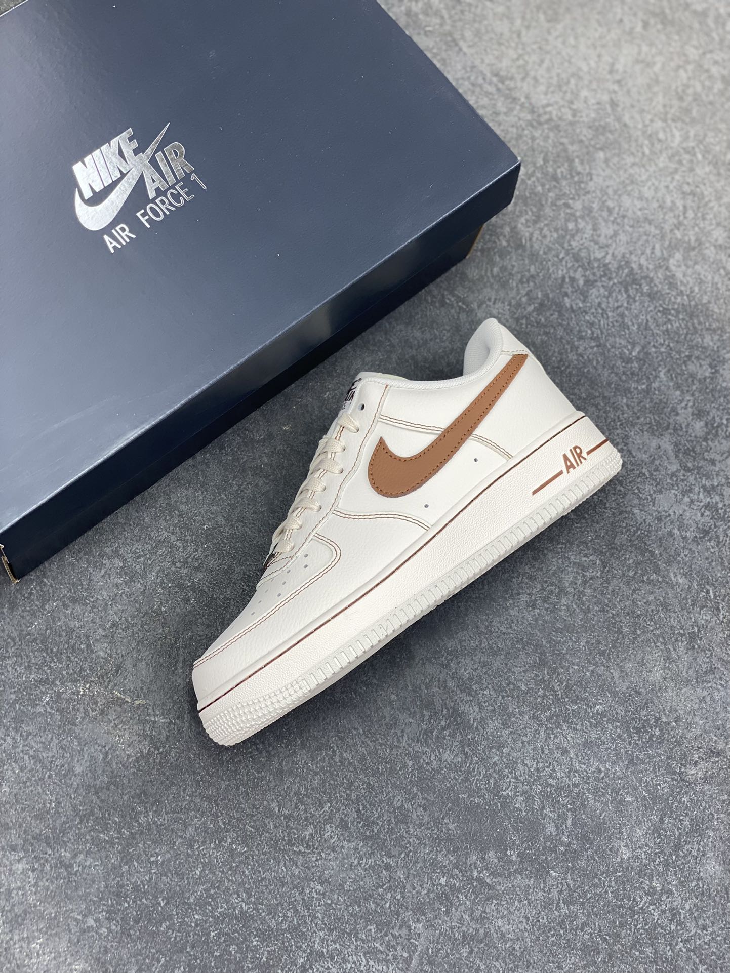 图片[7]-Nike Air Force 1 Low 白黄 原楦头原纸板 打造纯正空军版型 专注外贸渠道 全掌内置蜂窝气垫 原盒配件 原厂中底钢印、拉帮完美 货号：HQ2037-101 尺码：36 36.5 37.5 38 38.5 39 40 40.5 41 42 42.5 43 44 44.5 45-选品中心