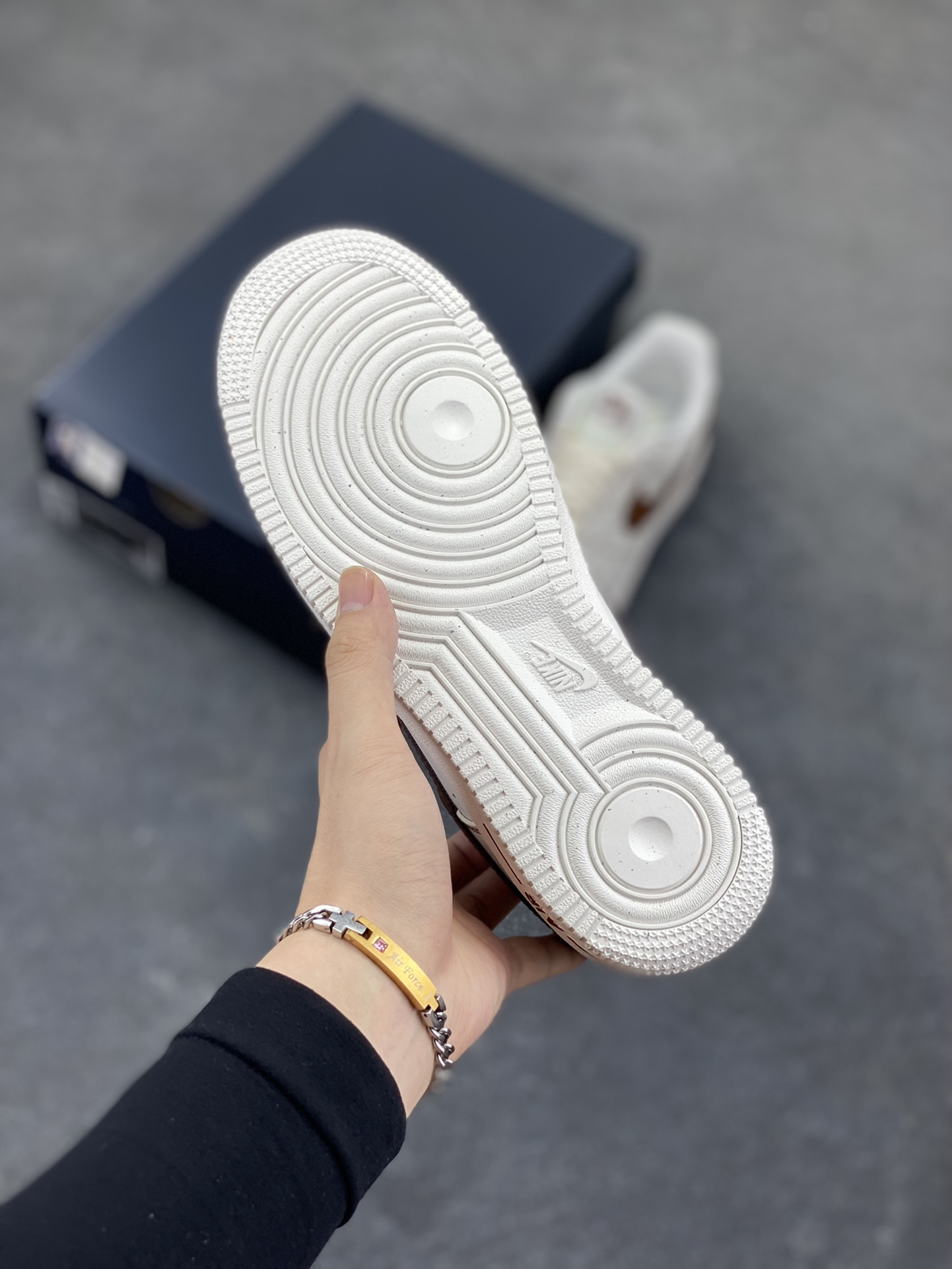 图片[5]-Nike Air Force 1 Low 白黄 原楦头原纸板 打造纯正空军版型 专注外贸渠道 全掌内置蜂窝气垫 原盒配件 原厂中底钢印、拉帮完美 货号：HQ2037-101 尺码：36 36.5 37.5 38 38.5 39 40 40.5 41 42 42.5 43 44 44.5 45-选品中心