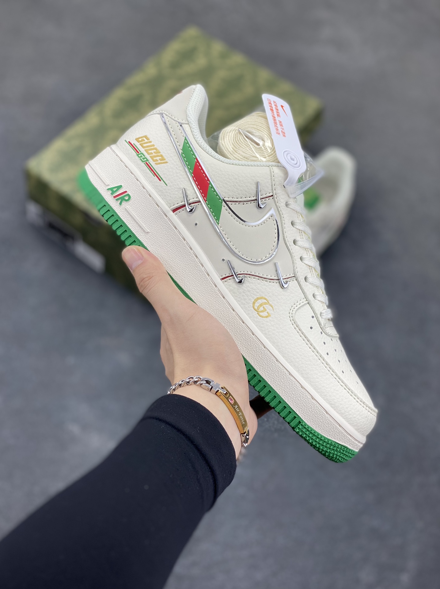NIke Air Force 1 \’07 Low “古驰联名——彩绿四勾”空军一号 低帮 运动鞋 休闲鞋 折边针车 工艺难度大 原楦头原纸板 原装鞋盒 定制五金配件 内置全掌气垫 原厂鞋底 货号:XS2869-002 尺码:36 36.5 37.5 38 38.5 39 40 40.5 41 42 42.5 43 44 44.5 45-选品中心