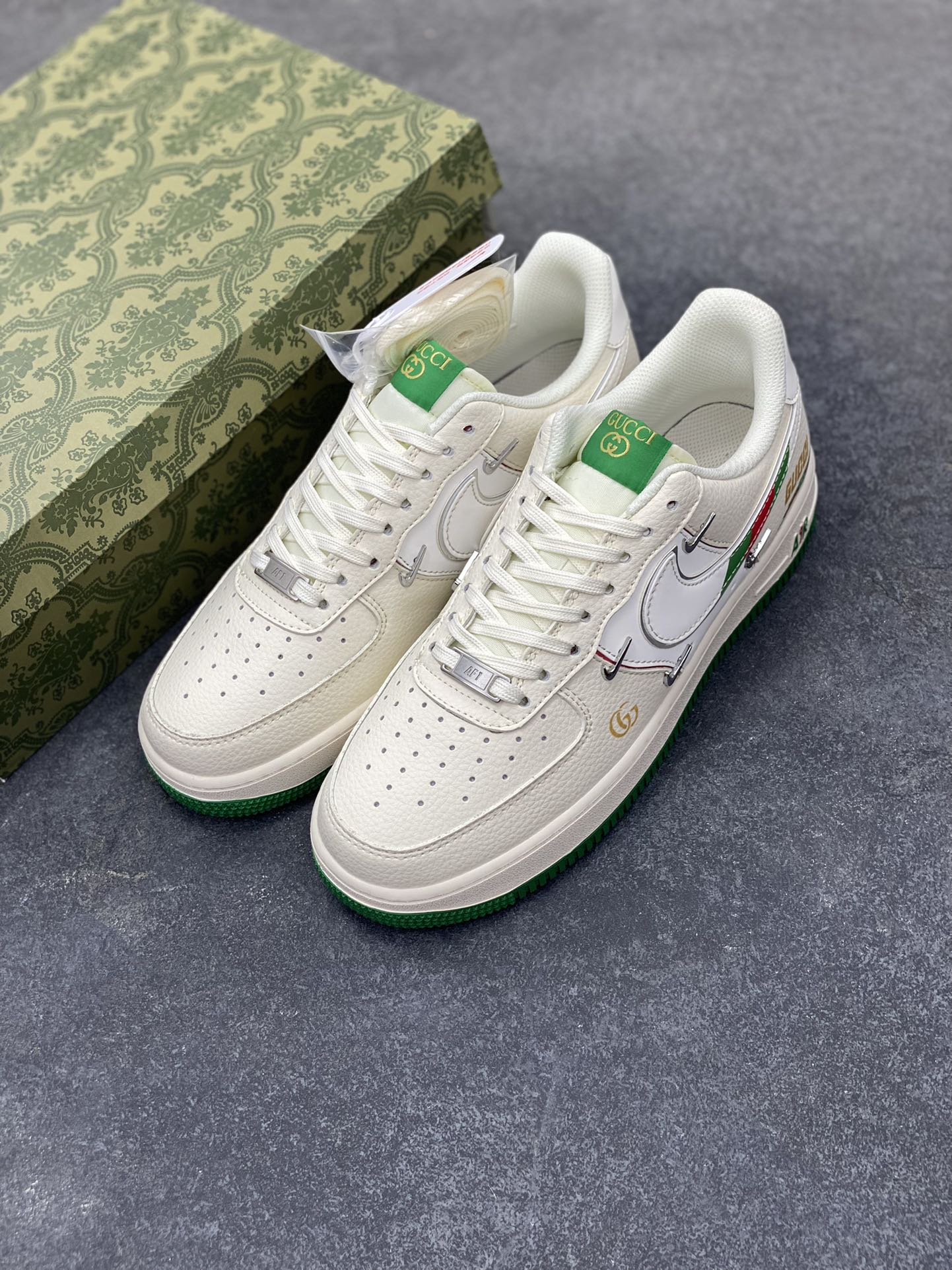图片[8]-NIke Air Force 1 \’07 Low “古驰联名——彩绿四勾”空军一号 低帮 运动鞋 休闲鞋 折边针车 工艺难度大 原楦头原纸板 原装鞋盒 定制五金配件 内置全掌气垫 原厂鞋底 货号：XS2869-002 尺码：36 36.5 37.5 38 38.5 39 40 40.5 41 42 42.5 43 44 44.5 45-选品中心