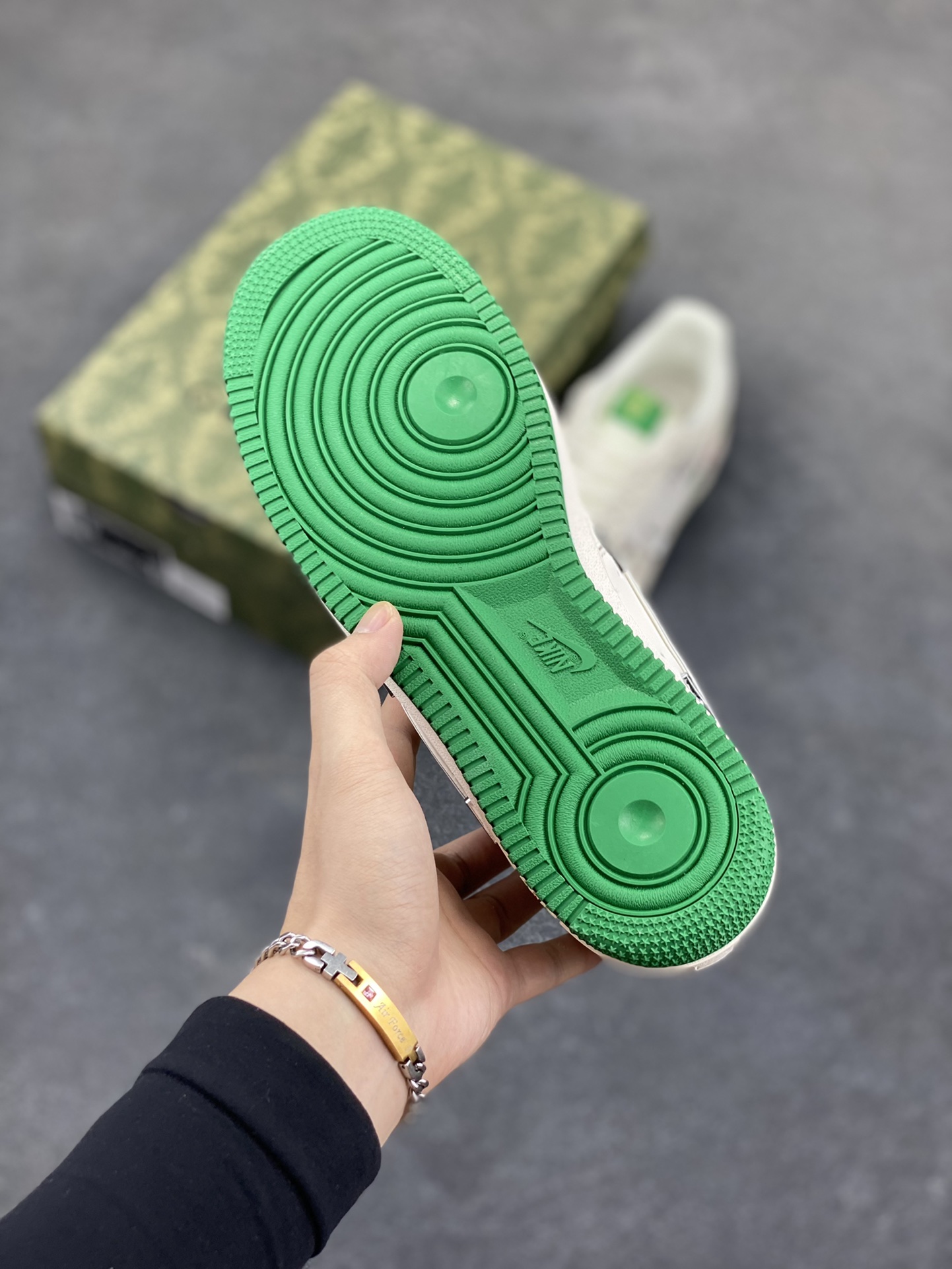 图片[5]-NIke Air Force 1 \’07 Low “古驰联名——彩绿四勾”空军一号 低帮 运动鞋 休闲鞋 折边针车 工艺难度大 原楦头原纸板 原装鞋盒 定制五金配件 内置全掌气垫 原厂鞋底 货号：XS2869-002 尺码：36 36.5 37.5 38 38.5 39 40 40.5 41 42 42.5 43 44 44.5 45-选品中心