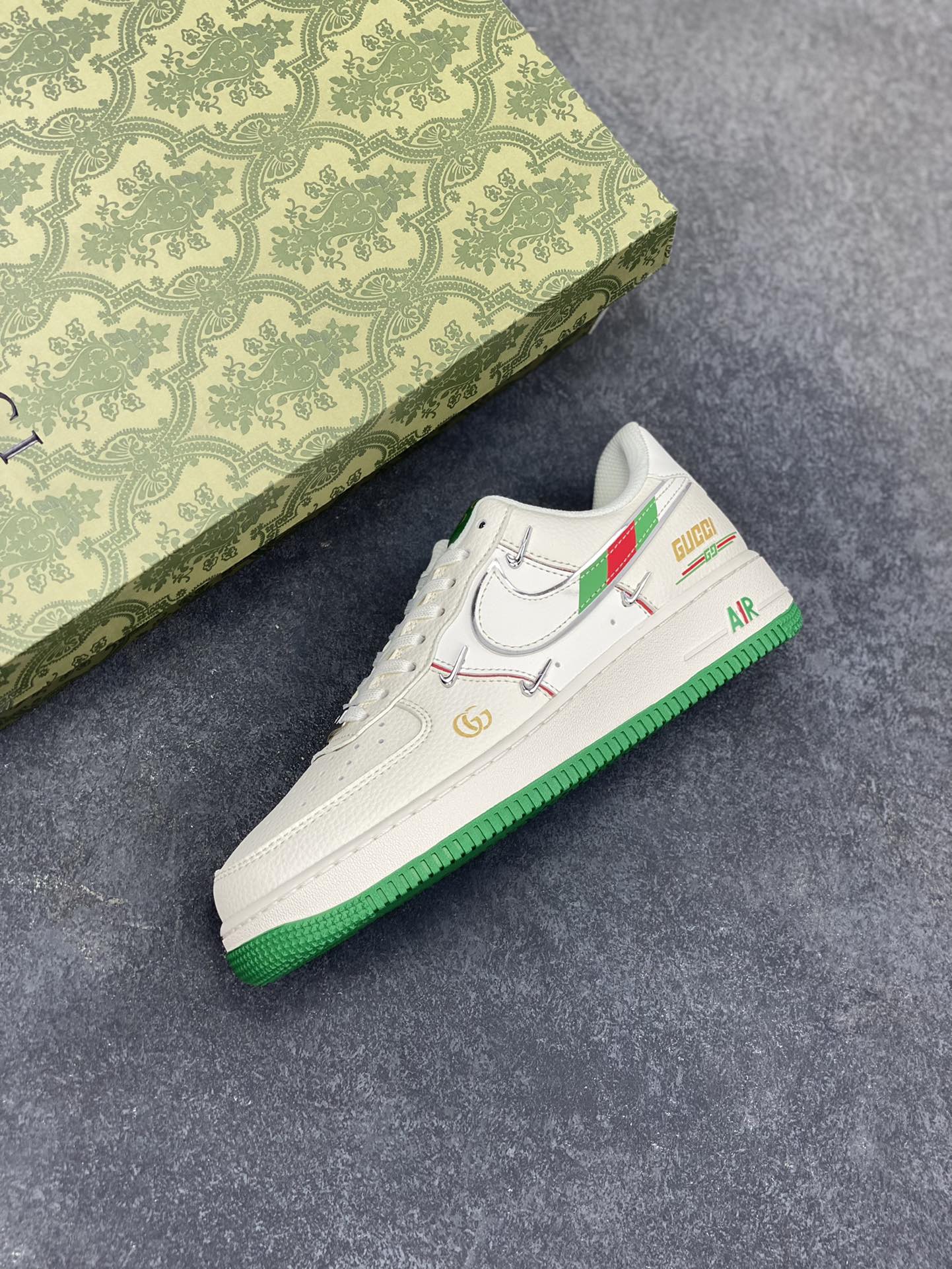 图片[7]-NIke Air Force 1 \’07 Low “古驰联名——彩绿四勾”空军一号 低帮 运动鞋 休闲鞋 折边针车 工艺难度大 原楦头原纸板 原装鞋盒 定制五金配件 内置全掌气垫 原厂鞋底 货号：XS2869-002 尺码：36 36.5 37.5 38 38.5 39 40 40.5 41 42 42.5 43 44 44.5 45-选品中心