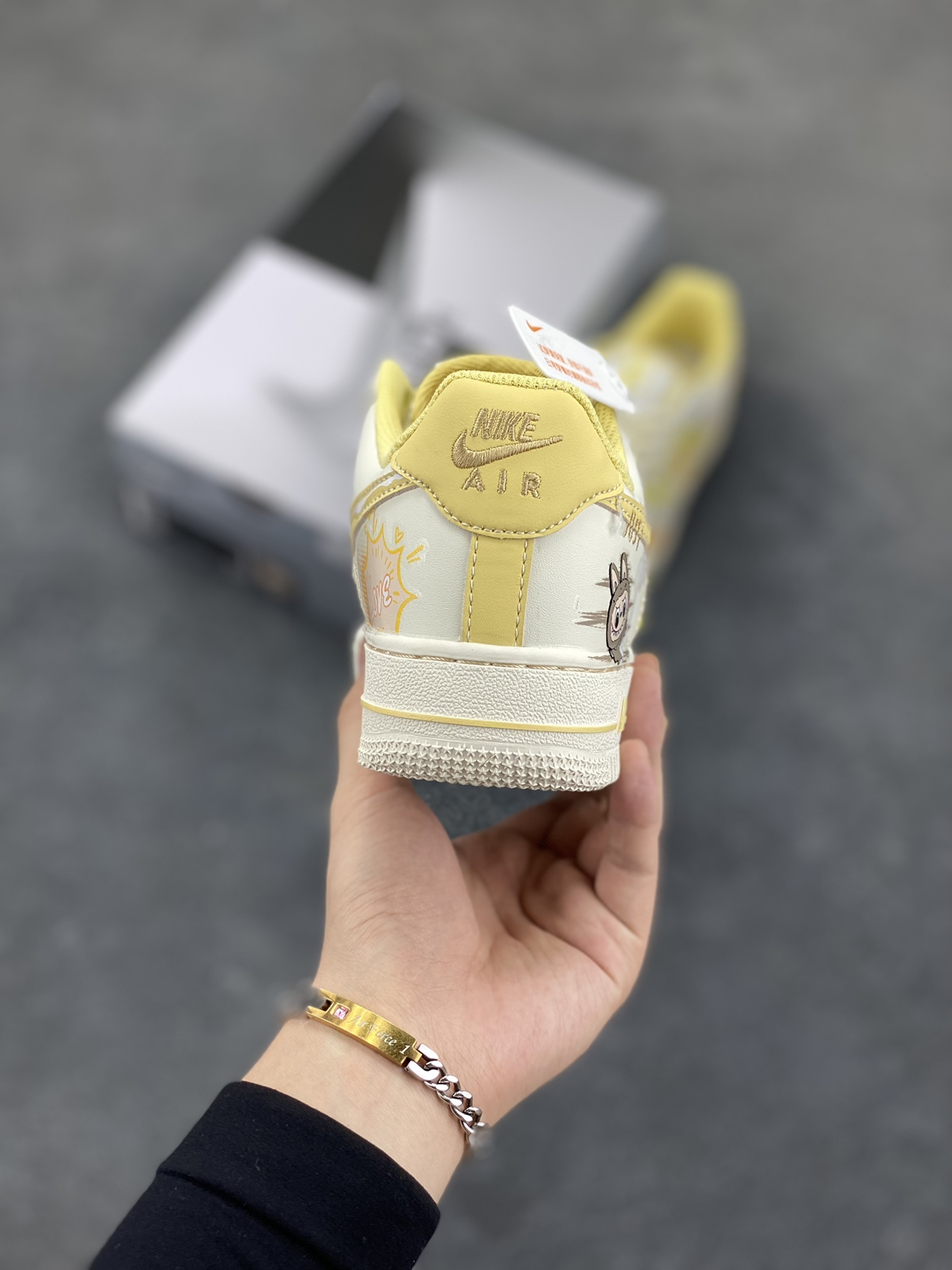 图片[4]-Nike Air Force 1 Low X Labubu “夏末奶油罐”空军一号低帮休闲运动板鞋 “Labubu奶油罐”以温柔的米白色为主调，仿佛被轻柔的奶油包裹，散发着温润且柔和的气息。那淡淡的奶白色鞋面，好似刚出炉的棉花糖，柔软而诱人。而Labubu元素的巧妙融入，更是为这双鞋赋予了灵魂。Labubu标志性的可爱与搞怪，以精致的图案和俏皮的字体点缀在鞋身各处 货号：FJ7740-610 尺码：36 36.5 37.5 38 38.5 39 40-选品中心