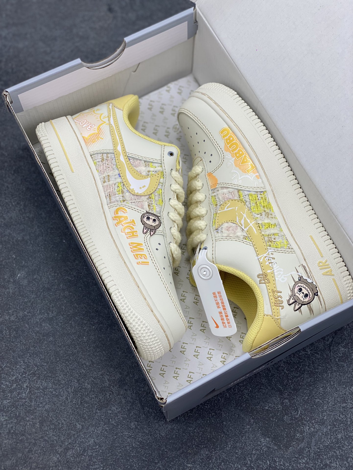 图片[9]-Nike Air Force 1 Low X Labubu “夏末奶油罐”空军一号低帮休闲运动板鞋 “Labubu奶油罐”以温柔的米白色为主调，仿佛被轻柔的奶油包裹，散发着温润且柔和的气息。那淡淡的奶白色鞋面，好似刚出炉的棉花糖，柔软而诱人。而Labubu元素的巧妙融入，更是为这双鞋赋予了灵魂。Labubu标志性的可爱与搞怪，以精致的图案和俏皮的字体点缀在鞋身各处 货号：FJ7740-610 尺码：36 36.5 37.5 38 38.5 39 40-选品中心