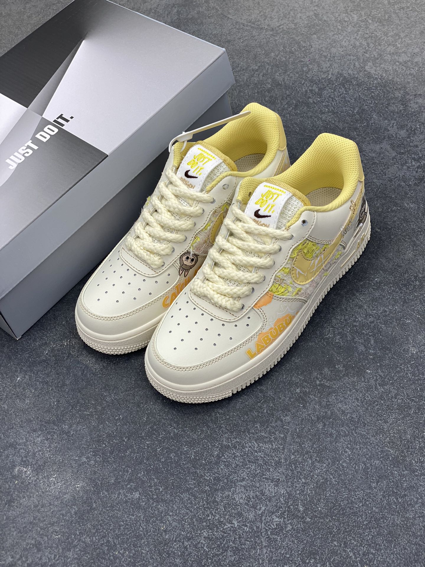 图片[8]-Nike Air Force 1 Low X Labubu “夏末奶油罐”空军一号低帮休闲运动板鞋 “Labubu奶油罐”以温柔的米白色为主调，仿佛被轻柔的奶油包裹，散发着温润且柔和的气息。那淡淡的奶白色鞋面，好似刚出炉的棉花糖，柔软而诱人。而Labubu元素的巧妙融入，更是为这双鞋赋予了灵魂。Labubu标志性的可爱与搞怪，以精致的图案和俏皮的字体点缀在鞋身各处 货号：FJ7740-610 尺码：36 36.5 37.5 38 38.5 39 40-选品中心