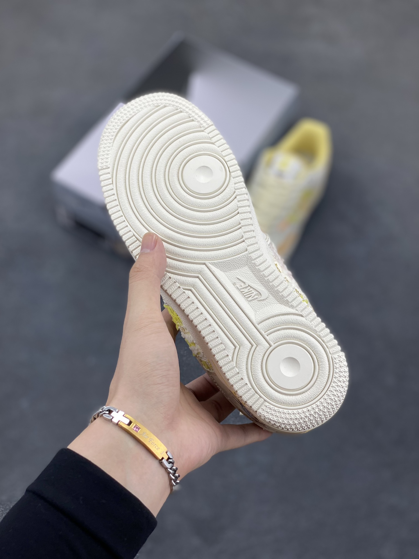 图片[5]-Nike Air Force 1 Low X Labubu “夏末奶油罐”空军一号低帮休闲运动板鞋 “Labubu奶油罐”以温柔的米白色为主调，仿佛被轻柔的奶油包裹，散发着温润且柔和的气息。那淡淡的奶白色鞋面，好似刚出炉的棉花糖，柔软而诱人。而Labubu元素的巧妙融入，更是为这双鞋赋予了灵魂。Labubu标志性的可爱与搞怪，以精致的图案和俏皮的字体点缀在鞋身各处 货号：FJ7740-610 尺码：36 36.5 37.5 38 38.5 39 40-选品中心