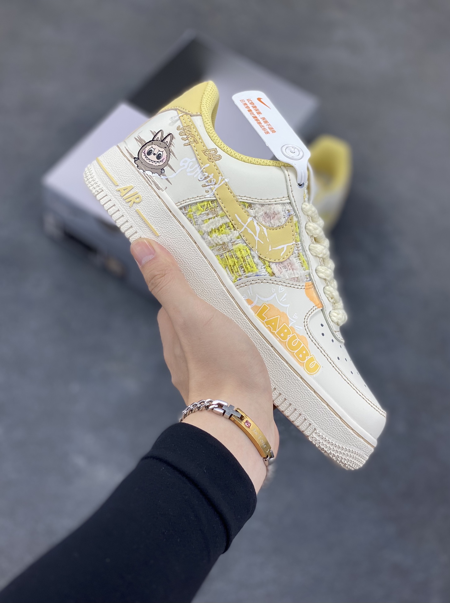 Nike Air Force 1 Low X Labubu “夏末奶油罐”空军一号低帮休闲运动板鞋 “Labubu奶油罐”以温柔的米白色为主调，仿佛被轻柔的奶油包裹，散发着温润且柔和的气息。那淡淡的奶白色鞋面，好似刚出炉的棉花糖，柔软而诱人。而Labubu元素的巧妙融入，更是为这双鞋赋予了灵魂。Labubu标志性的可爱与搞怪，以精致的图案和俏皮的字体点缀在鞋身各处 货号：FJ7740-610 尺码：36 36.5 37.5 38 38.5 39 40-选品中心