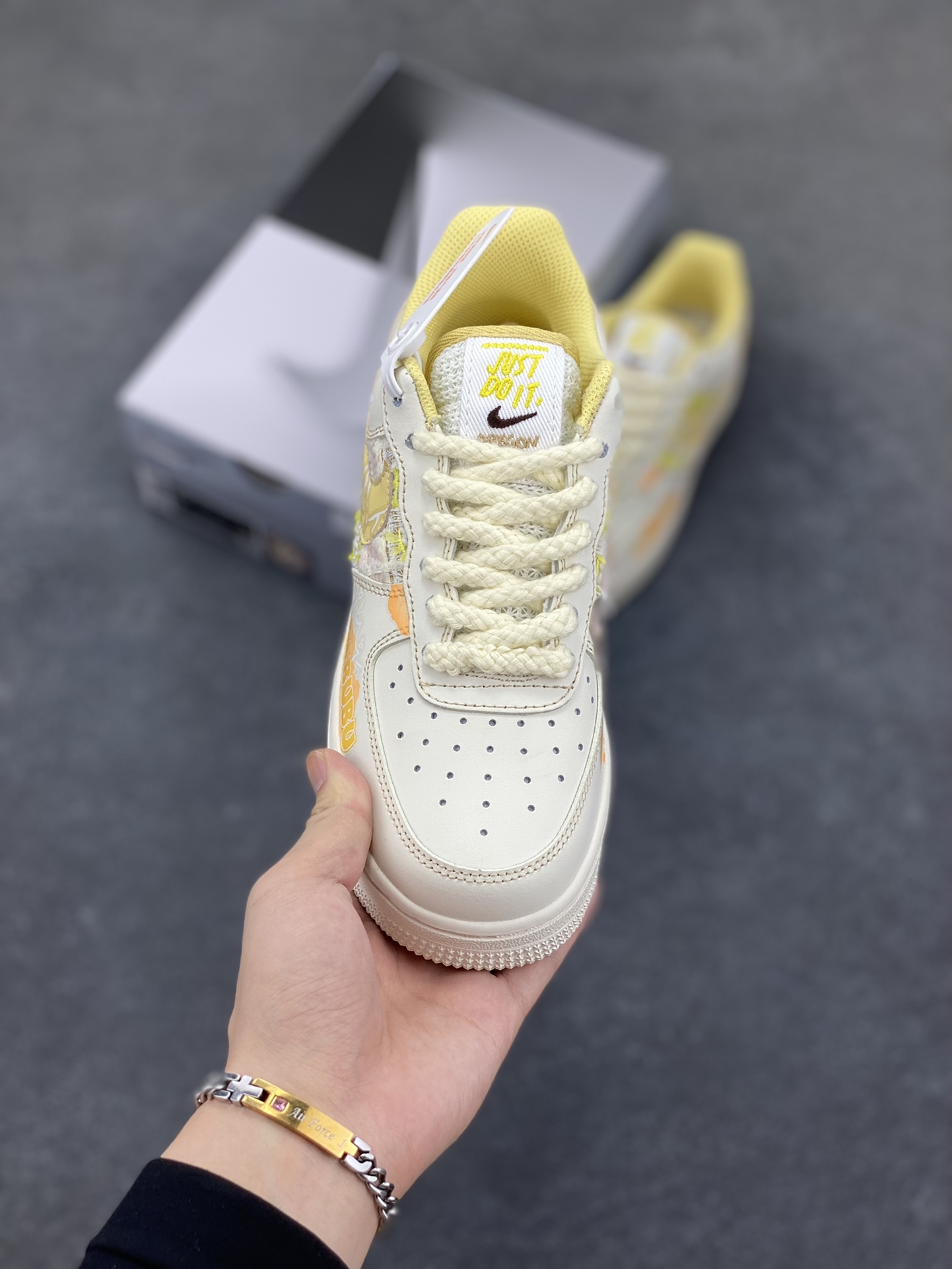 图片[2]-Nike Air Force 1 Low X Labubu “夏末奶油罐”空军一号低帮休闲运动板鞋 “Labubu奶油罐”以温柔的米白色为主调，仿佛被轻柔的奶油包裹，散发着温润且柔和的气息。那淡淡的奶白色鞋面，好似刚出炉的棉花糖，柔软而诱人。而Labubu元素的巧妙融入，更是为这双鞋赋予了灵魂。Labubu标志性的可爱与搞怪，以精致的图案和俏皮的字体点缀在鞋身各处 货号：FJ7740-610 尺码：36 36.5 37.5 38 38.5 39 40-选品中心