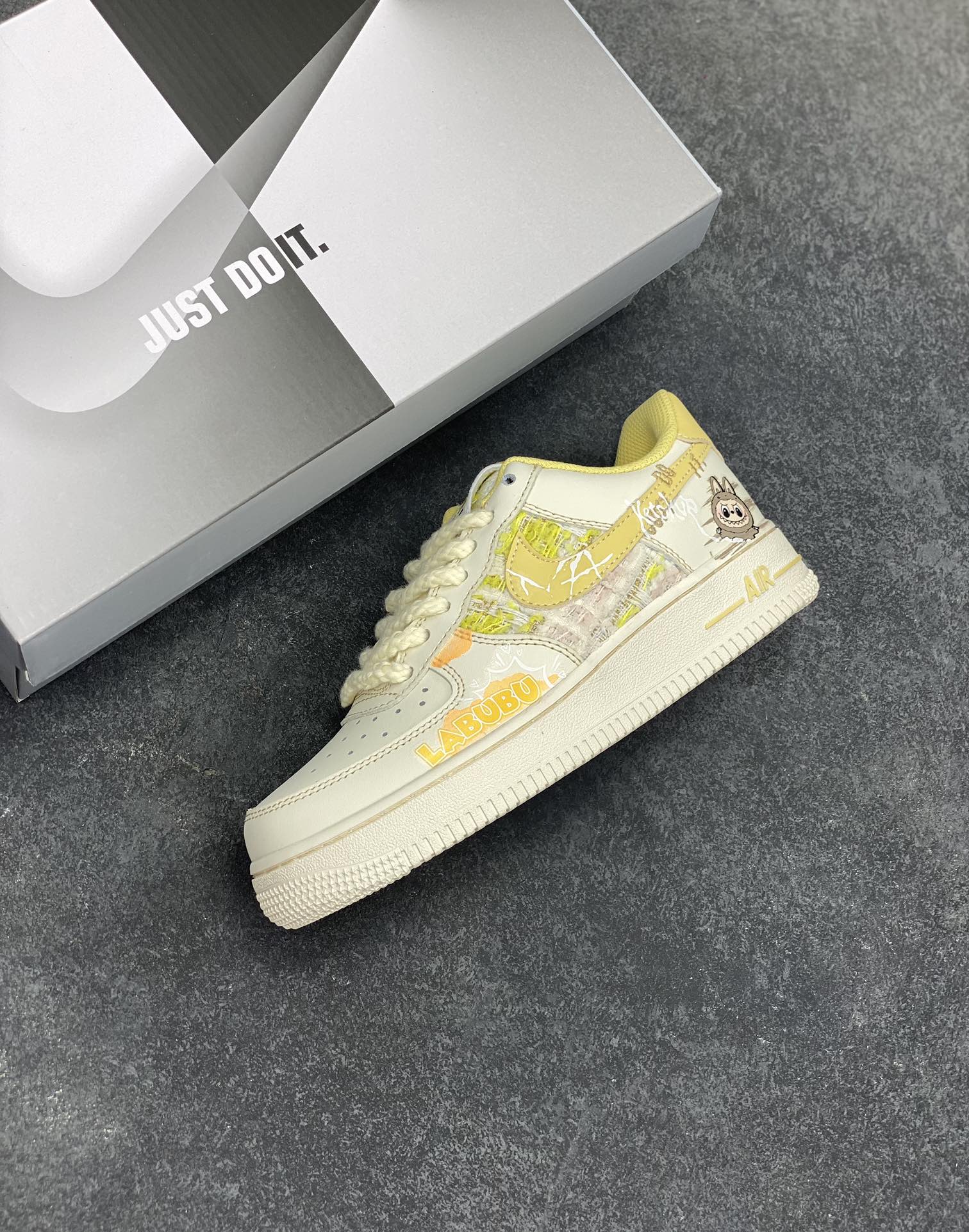 图片[7]-Nike Air Force 1 Low X Labubu “夏末奶油罐”空军一号低帮休闲运动板鞋 “Labubu奶油罐”以温柔的米白色为主调，仿佛被轻柔的奶油包裹，散发着温润且柔和的气息。那淡淡的奶白色鞋面，好似刚出炉的棉花糖，柔软而诱人。而Labubu元素的巧妙融入，更是为这双鞋赋予了灵魂。Labubu标志性的可爱与搞怪，以精致的图案和俏皮的字体点缀在鞋身各处 货号：FJ7740-610 尺码：36 36.5 37.5 38 38.5 39 40-选品中心