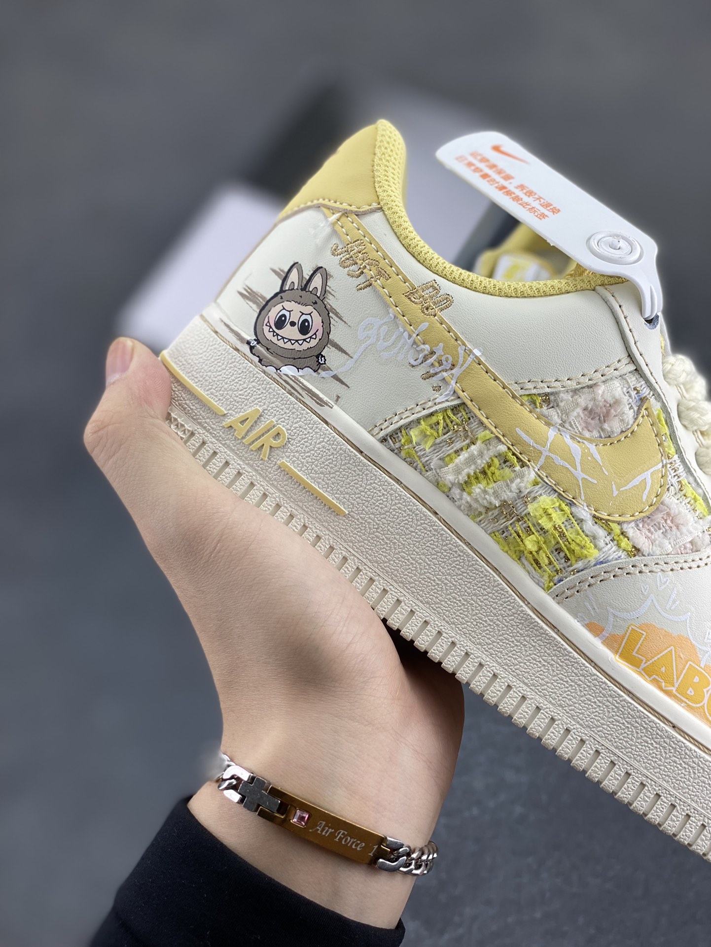 图片[6]-Nike Air Force 1 Low X Labubu “夏末奶油罐”空军一号低帮休闲运动板鞋 “Labubu奶油罐”以温柔的米白色为主调，仿佛被轻柔的奶油包裹，散发着温润且柔和的气息。那淡淡的奶白色鞋面，好似刚出炉的棉花糖，柔软而诱人。而Labubu元素的巧妙融入，更是为这双鞋赋予了灵魂。Labubu标志性的可爱与搞怪，以精致的图案和俏皮的字体点缀在鞋身各处 货号：FJ7740-610 尺码：36 36.5 37.5 38 38.5 39 40-选品中心