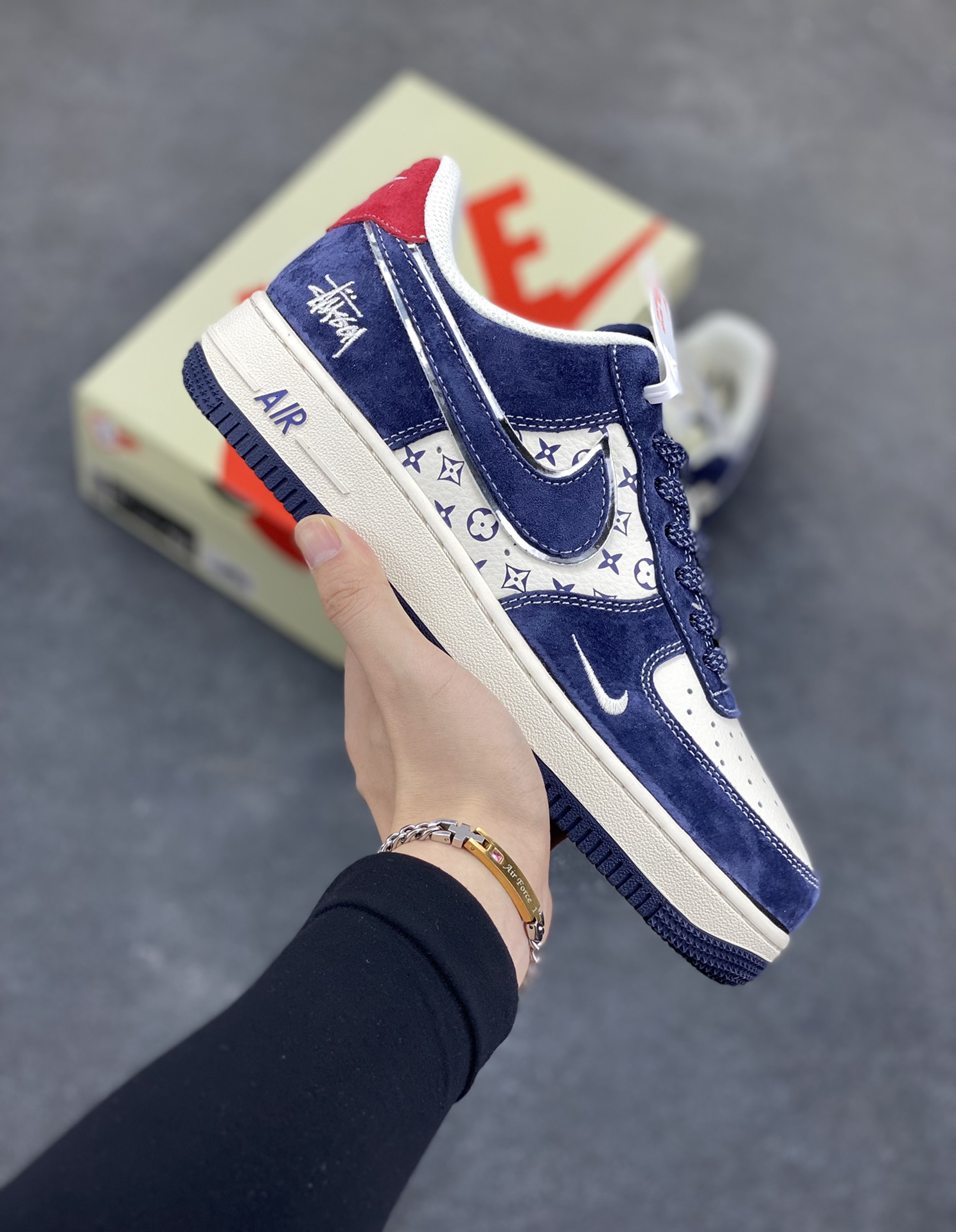 Nike Air Force 1 Low 空军一号低帮百搭休闲运动板鞋。柔软、弹性十足的缓震性能和出色的中底设计，横跨复古与现代的外型结合，造就出风靡全球三十多年的Force 1，直到今天还深受青睐。 货号：XZ6188-350 尺码：36 36.5 37.5 38 38.5 39 40 40.5 41 42 42.5 43 44 44.5 45-选品中心