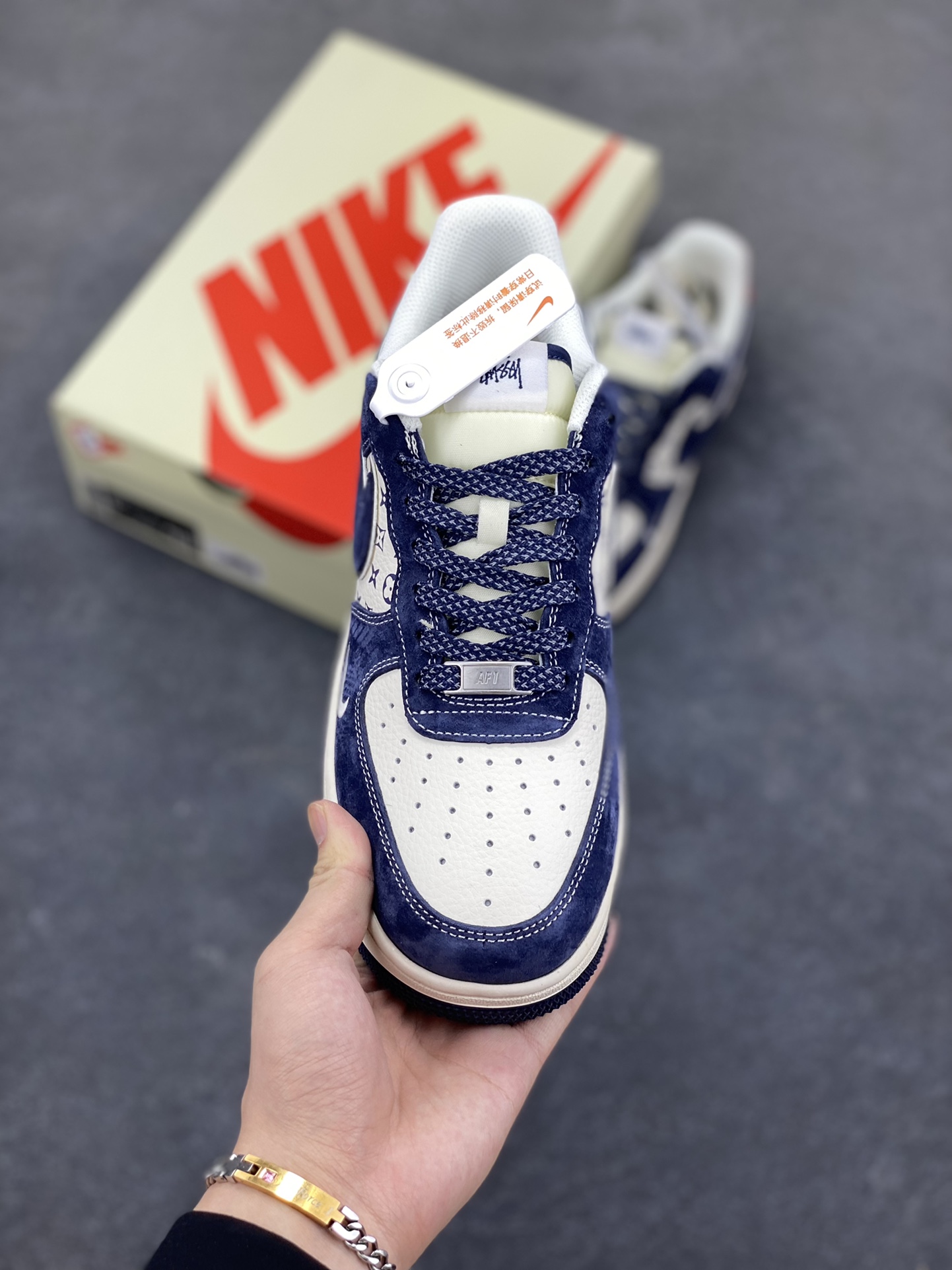 图片[2]-Nike Air Force 1 Low 空军一号低帮百搭休闲运动板鞋。柔软、弹性十足的缓震性能和出色的中底设计，横跨复古与现代的外型结合，造就出风靡全球三十多年的Force 1，直到今天还深受青睐。 货号：XZ6188-350 尺码：36 36.5 37.5 38 38.5 39 40 40.5 41 42 42.5 43 44 44.5 45-选品中心