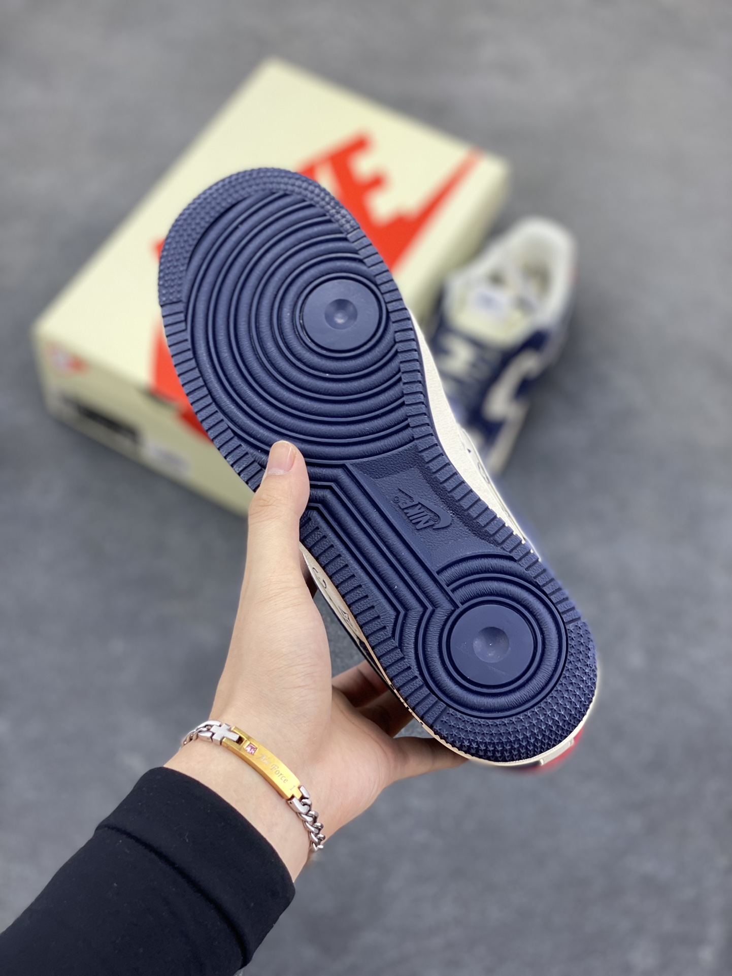 图片[5]-Nike Air Force 1 Low 空军一号低帮百搭休闲运动板鞋。柔软、弹性十足的缓震性能和出色的中底设计，横跨复古与现代的外型结合，造就出风靡全球三十多年的Force 1，直到今天还深受青睐。 货号：XZ6188-350 尺码：36 36.5 37.5 38 38.5 39 40 40.5 41 42 42.5 43 44 44.5 45-选品中心