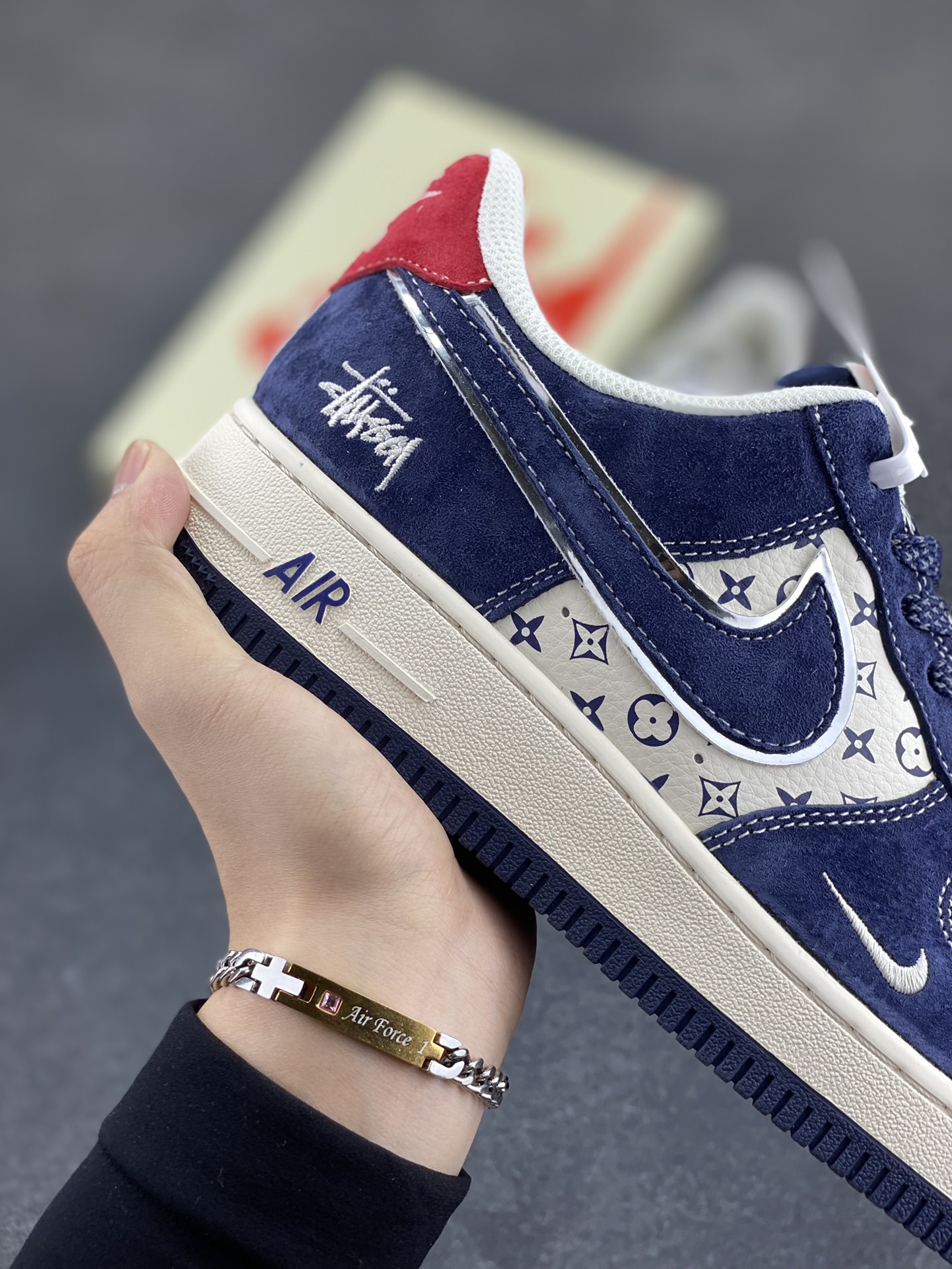 图片[6]-Nike Air Force 1 Low 空军一号低帮百搭休闲运动板鞋。柔软、弹性十足的缓震性能和出色的中底设计，横跨复古与现代的外型结合，造就出风靡全球三十多年的Force 1，直到今天还深受青睐。 货号：XZ6188-350 尺码：36 36.5 37.5 38 38.5 39 40 40.5 41 42 42.5 43 44 44.5 45-选品中心