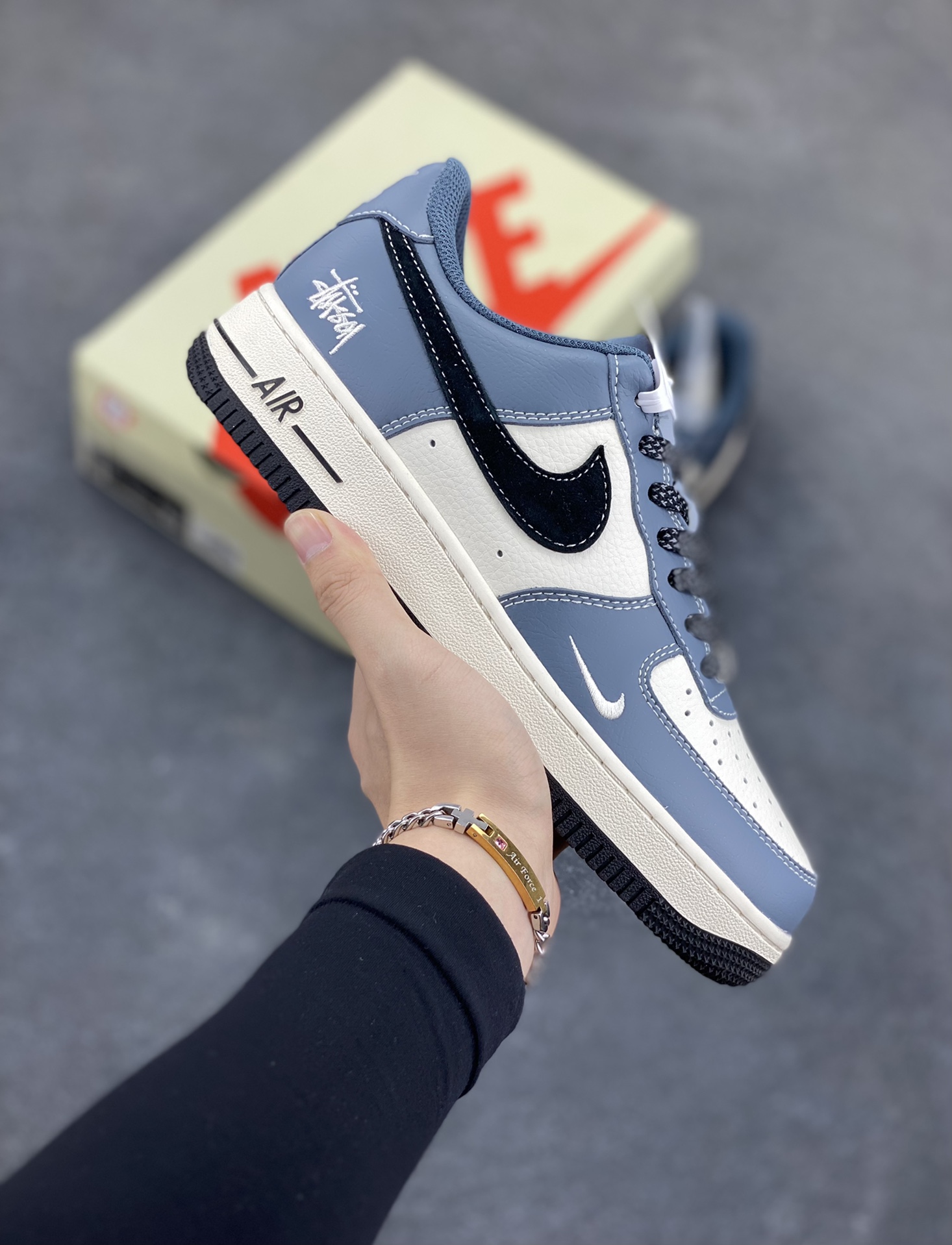 Nike Air Force 1 Low 空军一号低帮百搭休闲运动板鞋。柔软、弹性十足的缓震性能和出色的中底设计，横跨复古与现代的外型结合，造就出风靡全球三十多年的Force 1，直到今天还深受青睐。 货号：XZ3328-198 尺码：36 36.5 37.5 38 38.5 39 40 40.5 41 42 42.5 43 44 44.5 45-选品中心