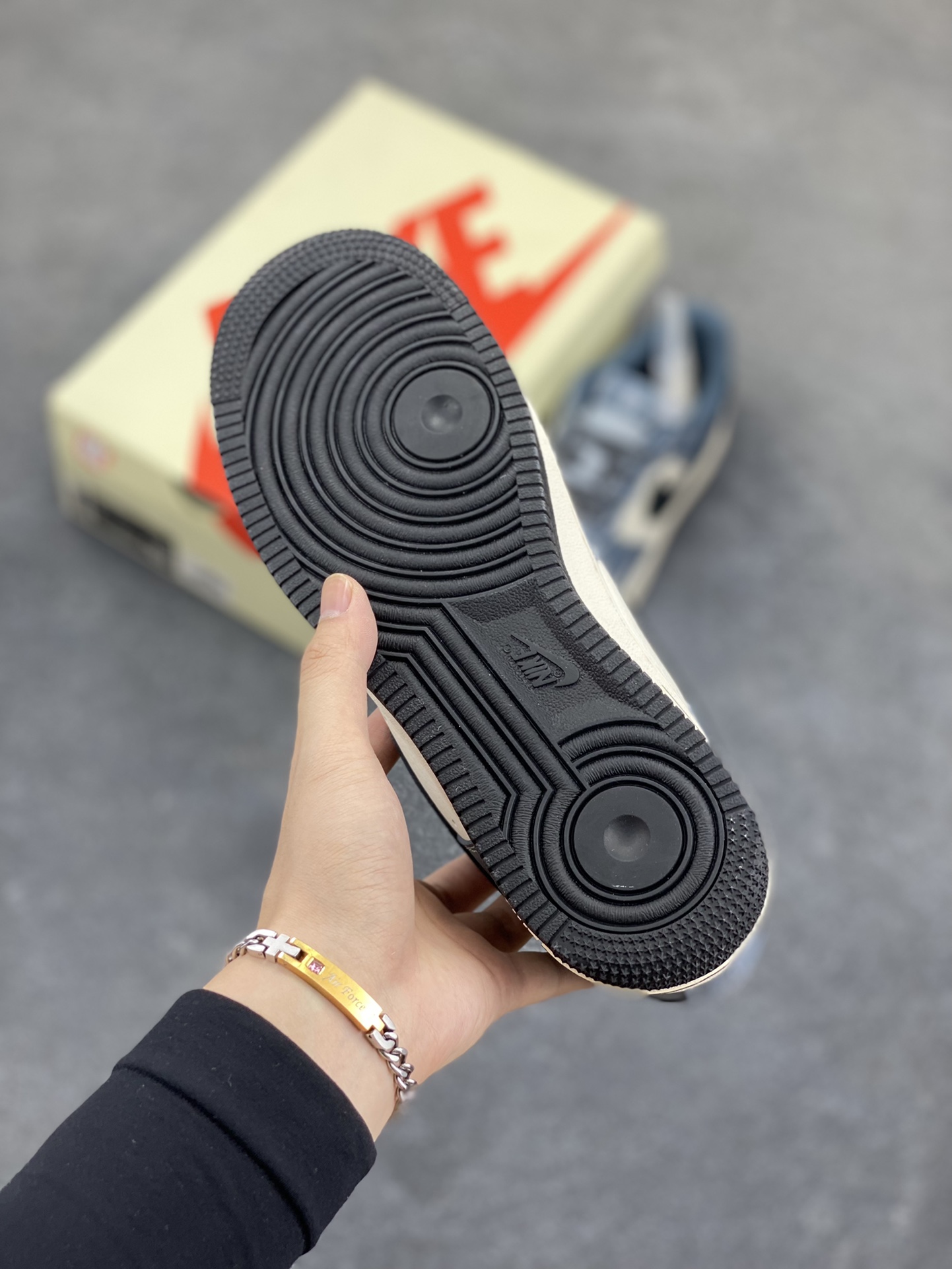 图片[5]-Nike Air Force 1 Low 空军一号低帮百搭休闲运动板鞋。柔软、弹性十足的缓震性能和出色的中底设计，横跨复古与现代的外型结合，造就出风靡全球三十多年的Force 1，直到今天还深受青睐。 货号：XZ3328-198 尺码：36 36.5 37.5 38 38.5 39 40 40.5 41 42 42.5 43 44 44.5 45-选品中心