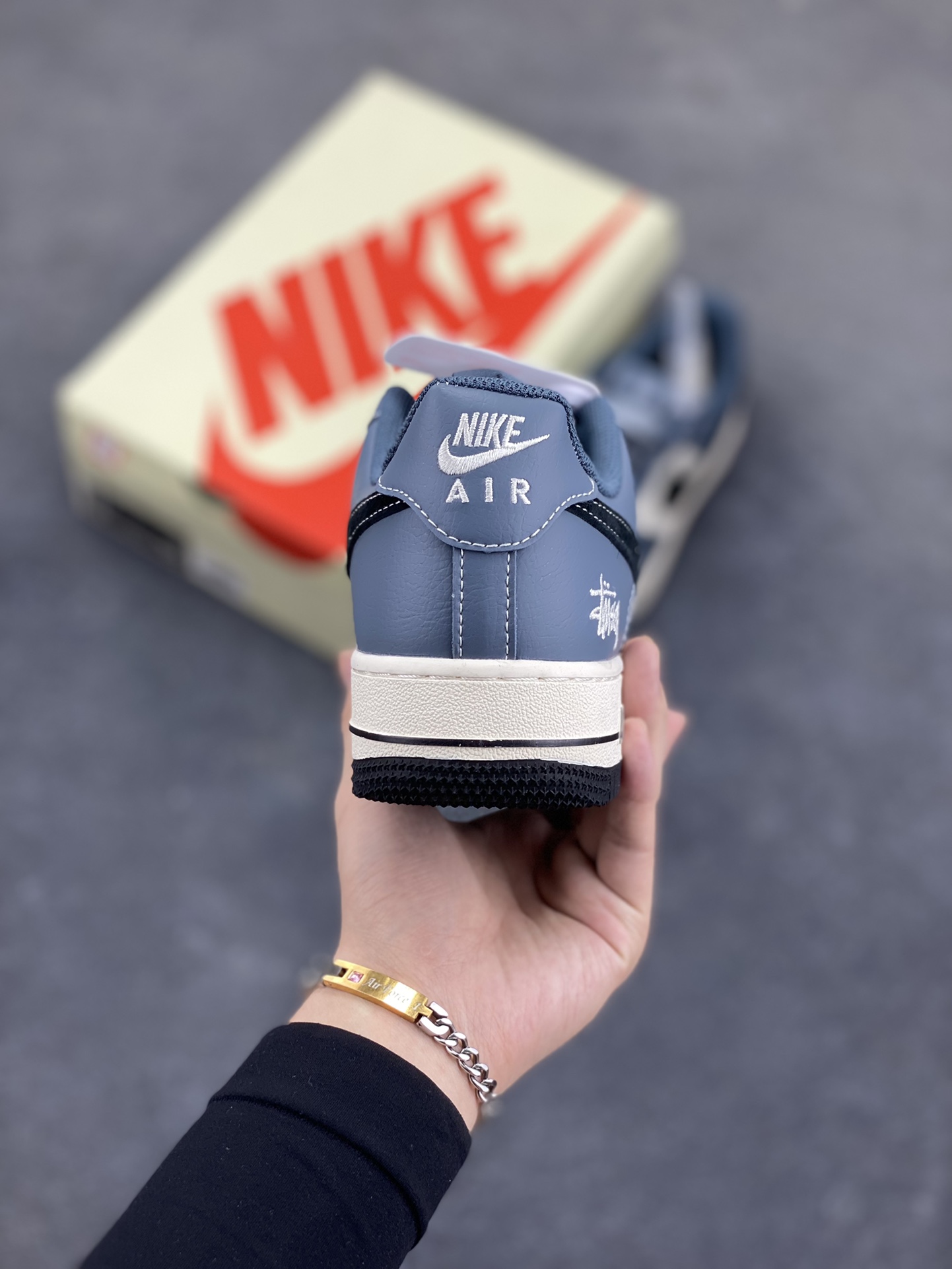 图片[4]-Nike Air Force 1 Low 空军一号低帮百搭休闲运动板鞋。柔软、弹性十足的缓震性能和出色的中底设计，横跨复古与现代的外型结合，造就出风靡全球三十多年的Force 1，直到今天还深受青睐。 货号：XZ3328-198 尺码：36 36.5 37.5 38 38.5 39 40 40.5 41 42 42.5 43 44 44.5 45-选品中心