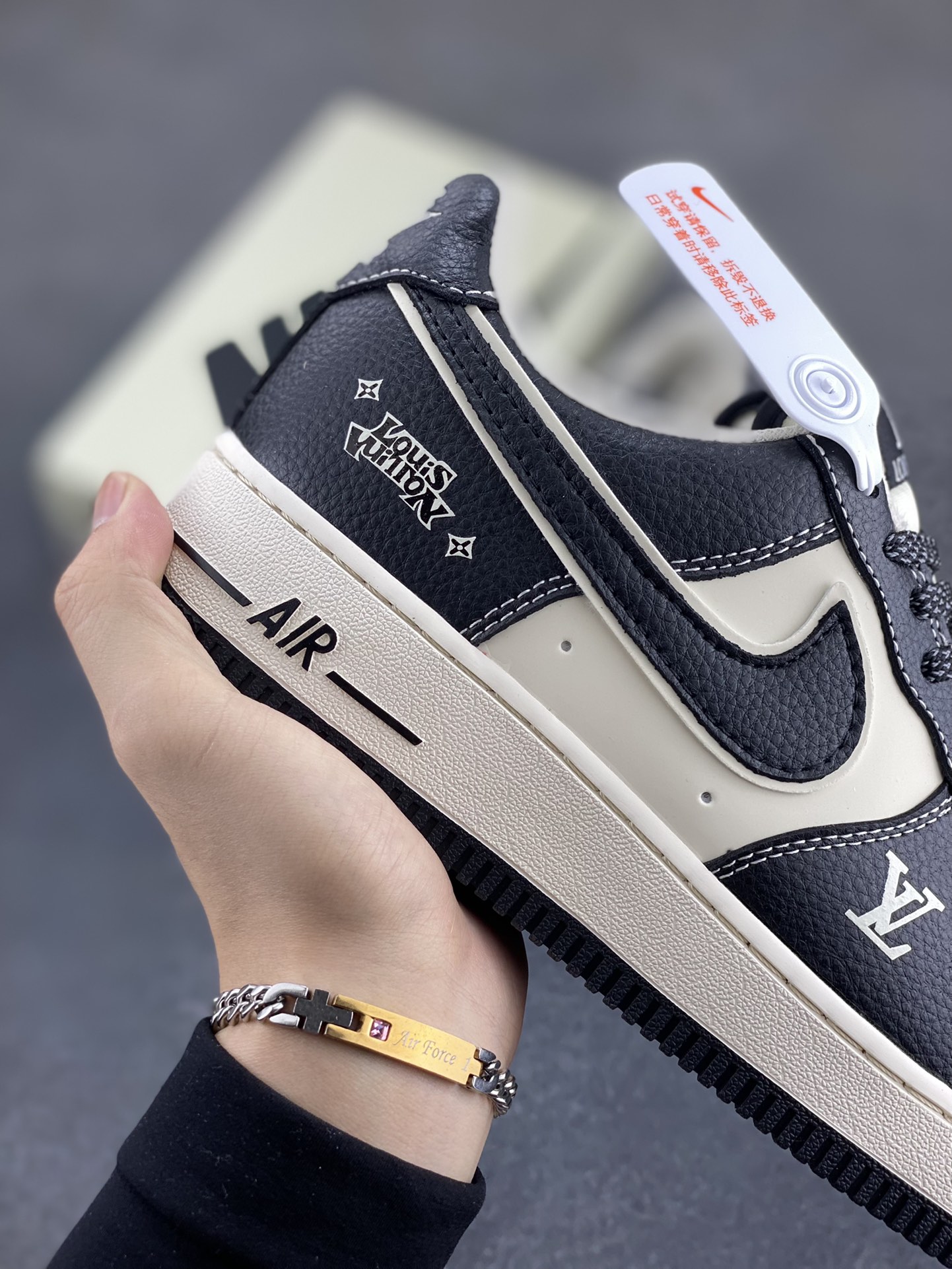 图片[6]-Nike Air Force 1 \’07 Low “LV联名——米黑反光”空军一号 低帮 运动鞋 休闲鞋 折边针车 工艺难度大 原楦头原纸板 原装鞋盒 定制五金配件 内置全掌气垫 原厂鞋底 货号：HJ3188-006 尺码：36 36.5 37.5 38 38.5 39 40 40.5 41 42 42.5 43 44 44.5 45-选品中心