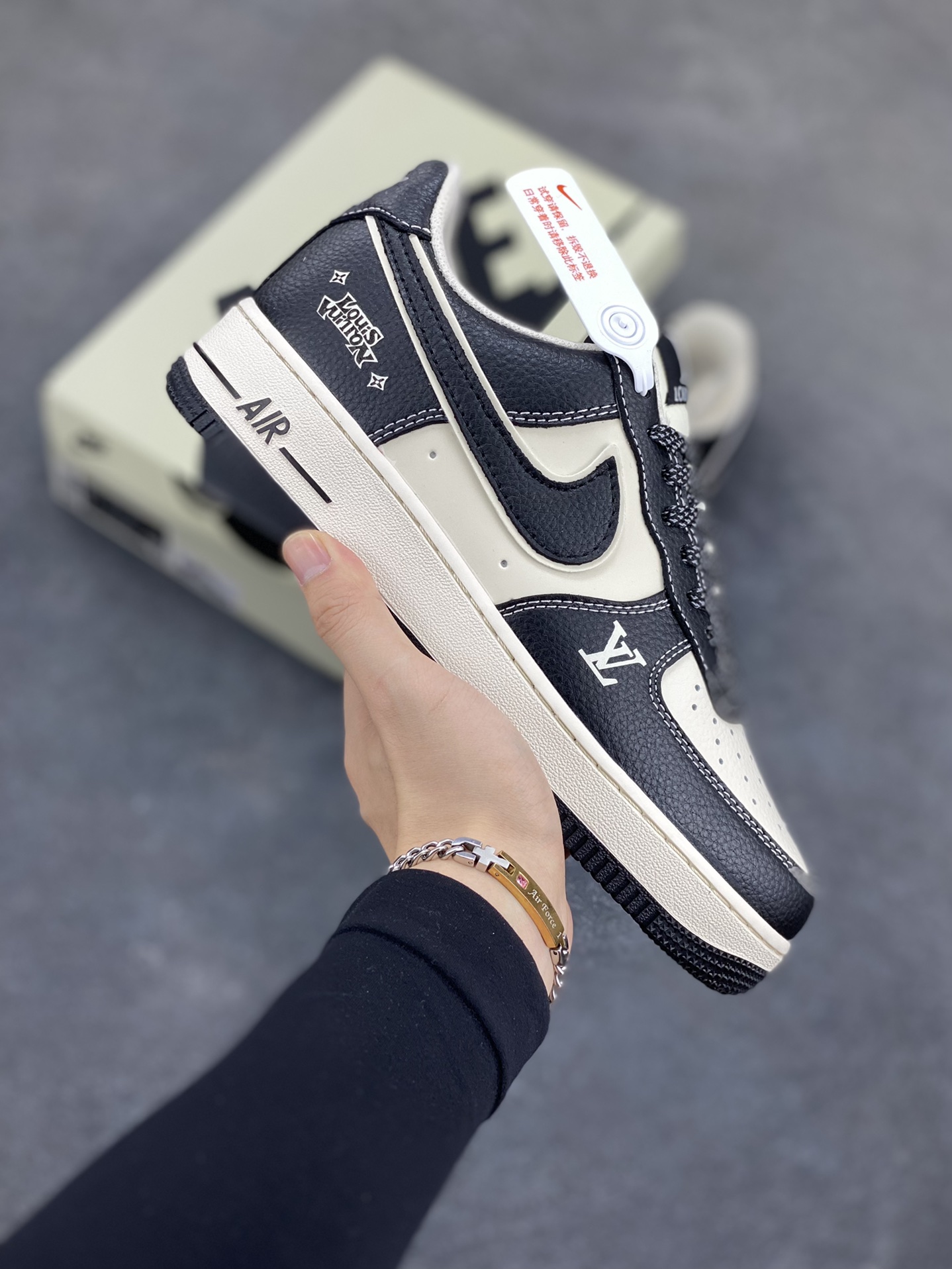 Nike Air Force 1 \'07 Low “LV联名——米黑反光”空军一号 低帮 运动鞋 休闲鞋 折边针车 工艺难度大 原楦头原纸板 原装鞋盒 定制五金配件 内置全掌气垫 原厂鞋底 货号：HJ3188-006 尺码：36 36.5 37.5 38 38.5 39 40 40.5 41 42 42.5 43 44 44.5 45-选品中心