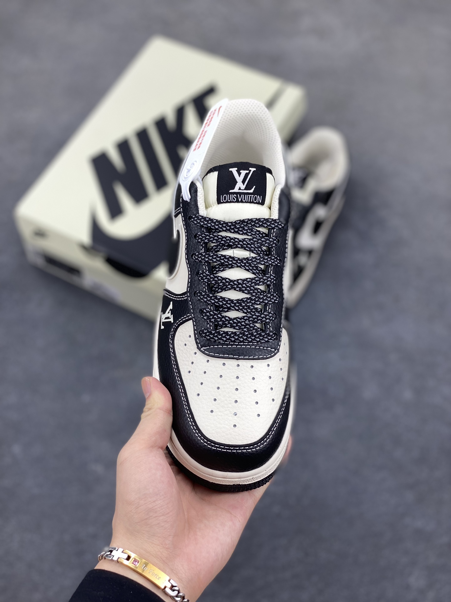图片[2]-Nike Air Force 1 \’07 Low “LV联名——米黑反光”空军一号 低帮 运动鞋 休闲鞋 折边针车 工艺难度大 原楦头原纸板 原装鞋盒 定制五金配件 内置全掌气垫 原厂鞋底 货号：HJ3188-006 尺码：36 36.5 37.5 38 38.5 39 40 40.5 41 42 42.5 43 44 44.5 45-选品中心