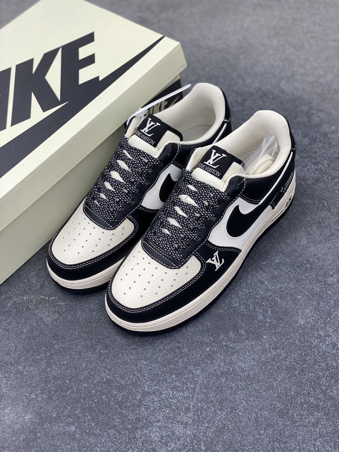 图片[8]-Nike Air Force 1 \’07 Low “LV联名——米黑反光”空军一号 低帮 运动鞋 休闲鞋 折边针车 工艺难度大 原楦头原纸板 原装鞋盒 定制五金配件 内置全掌气垫 原厂鞋底 货号：HJ3188-006 尺码：36 36.5 37.5 38 38.5 39 40 40.5 41 42 42.5 43 44 44.5 45-选品中心