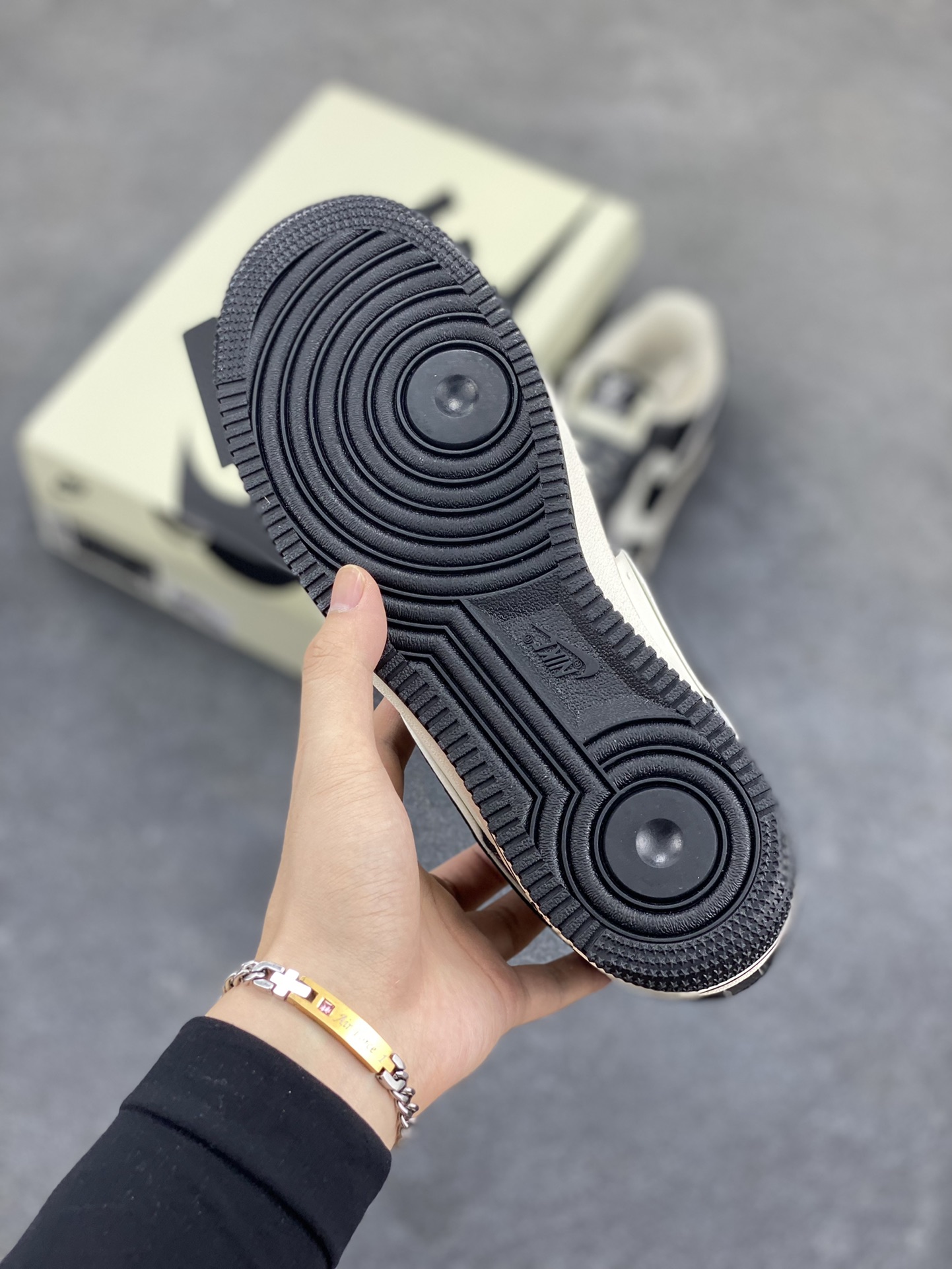 图片[5]-Nike Air Force 1 \’07 Low “LV联名——米黑反光”空军一号 低帮 运动鞋 休闲鞋 折边针车 工艺难度大 原楦头原纸板 原装鞋盒 定制五金配件 内置全掌气垫 原厂鞋底 货号：HJ3188-006 尺码：36 36.5 37.5 38 38.5 39 40 40.5 41 42 42.5 43 44 44.5 45-选品中心